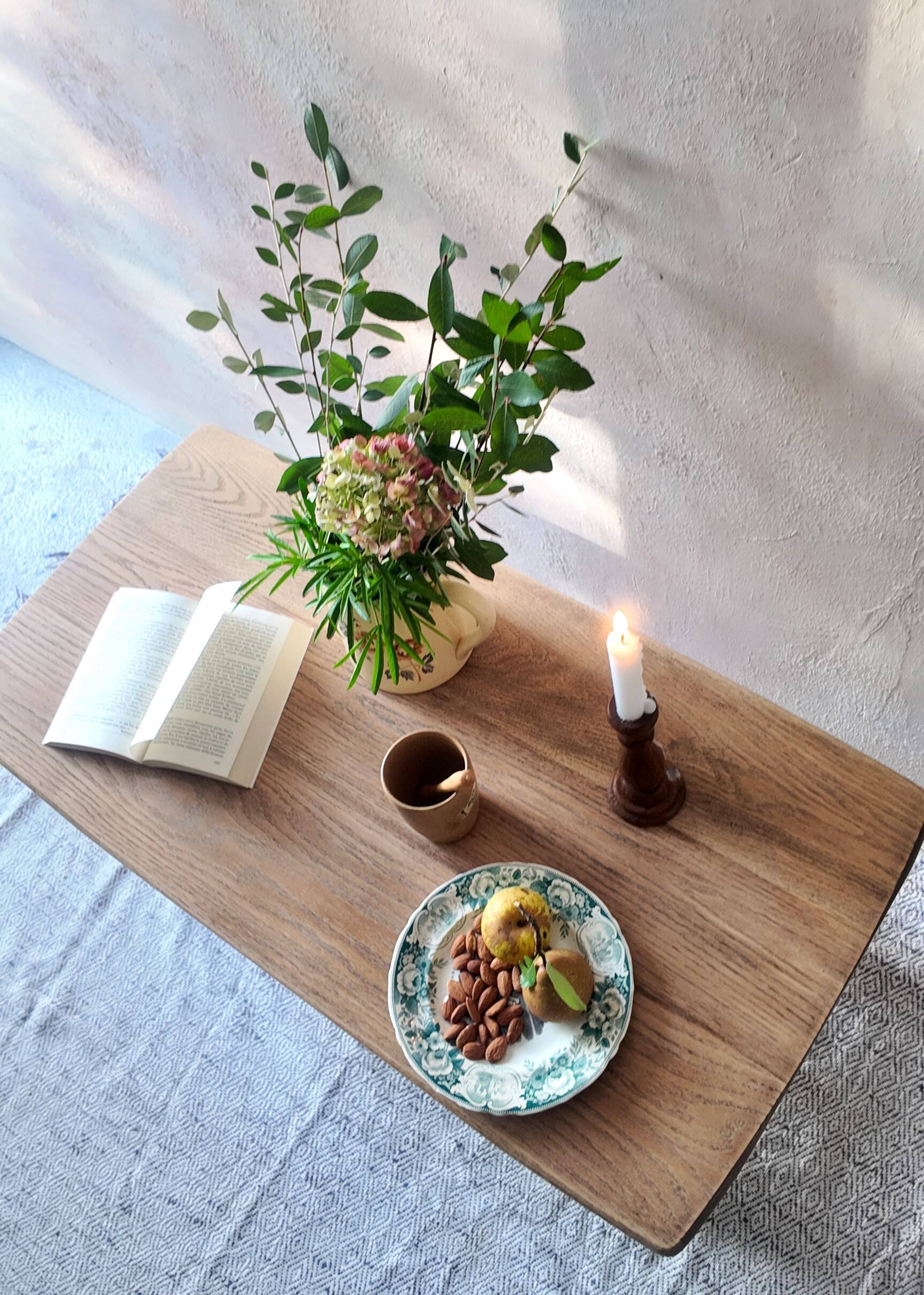 Old farmhouse coffee table in solid oak - turned legs and stretcher.