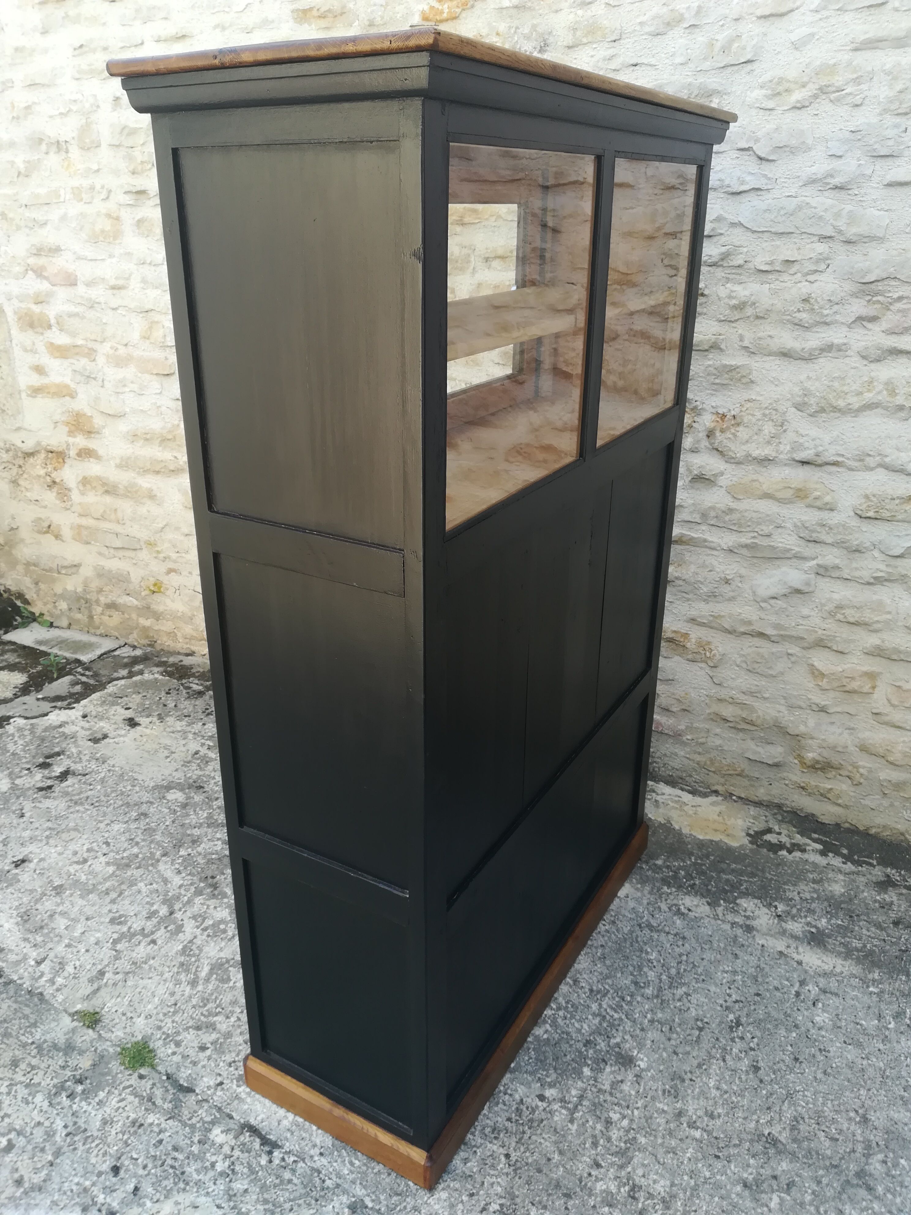 Meuble de métier a tiroirs et portes coulissante