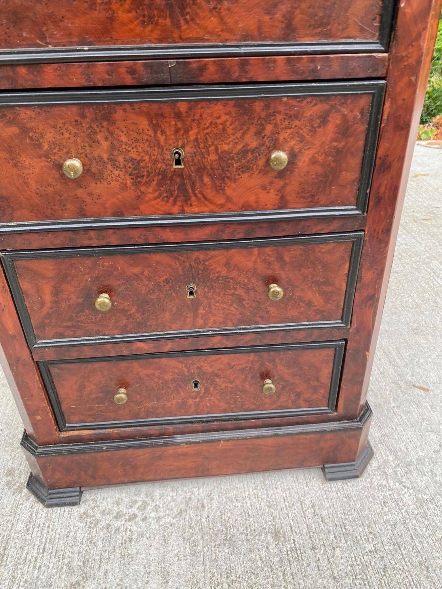 19th-century secretary chiffonnier in walnut burl & gilded leather with brass fittings.