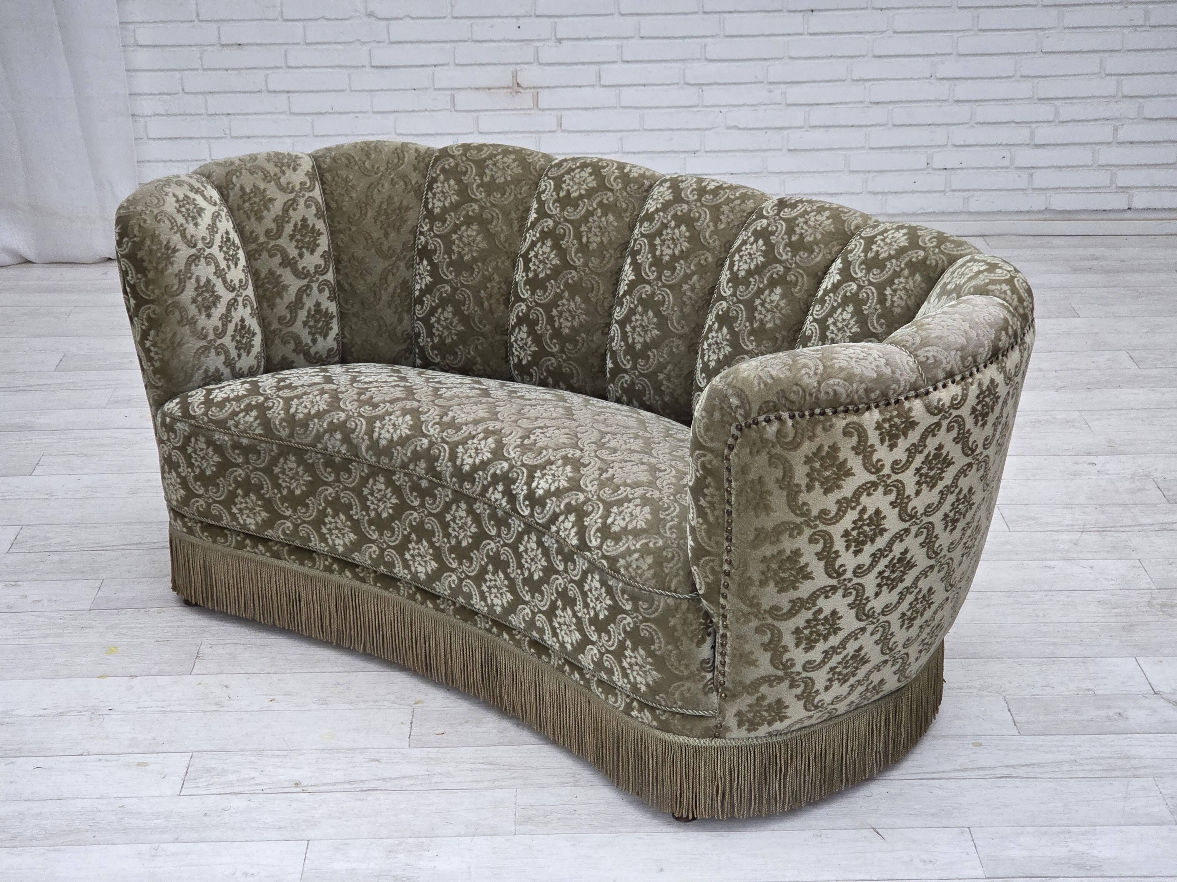 Canapé incurvé 2 places danois des années 1960, revêtement en velours vert clair.