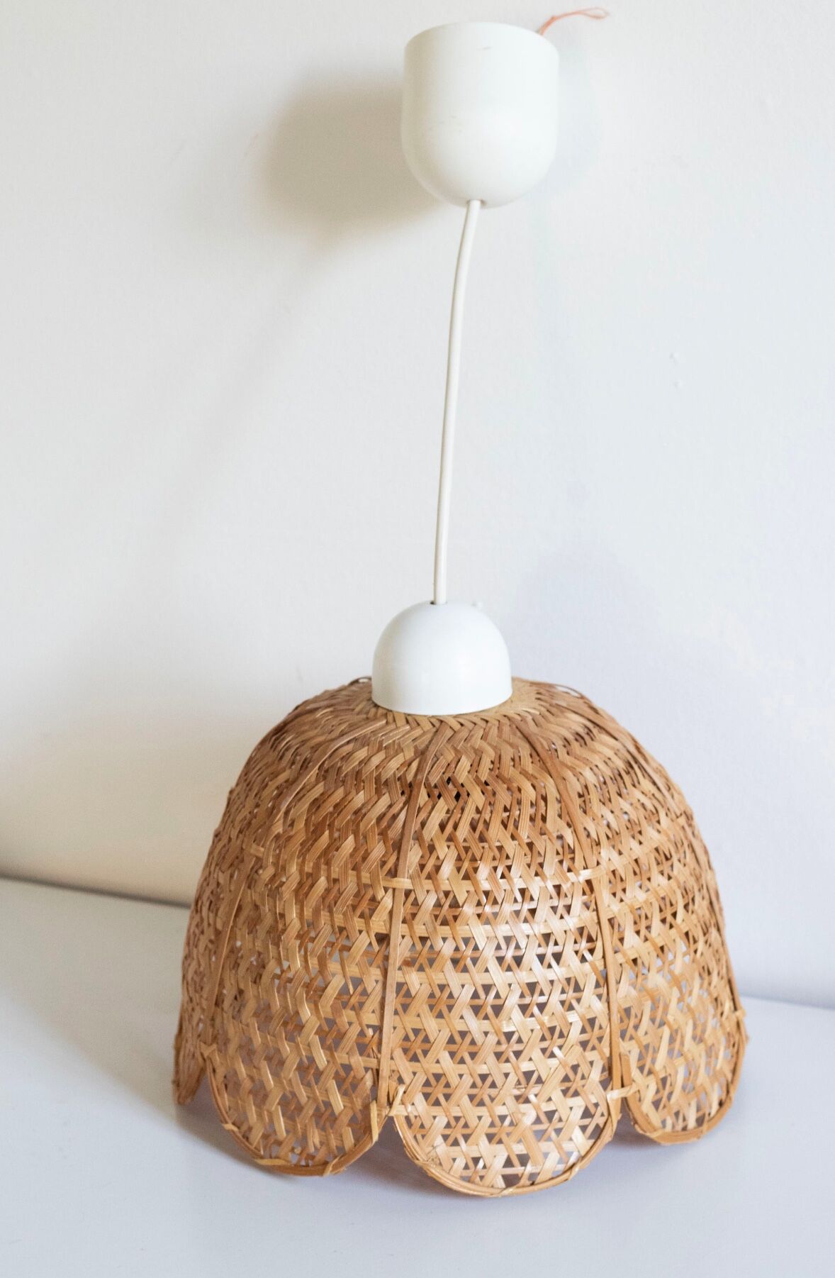 Vintage flower suspension in wicker rattan