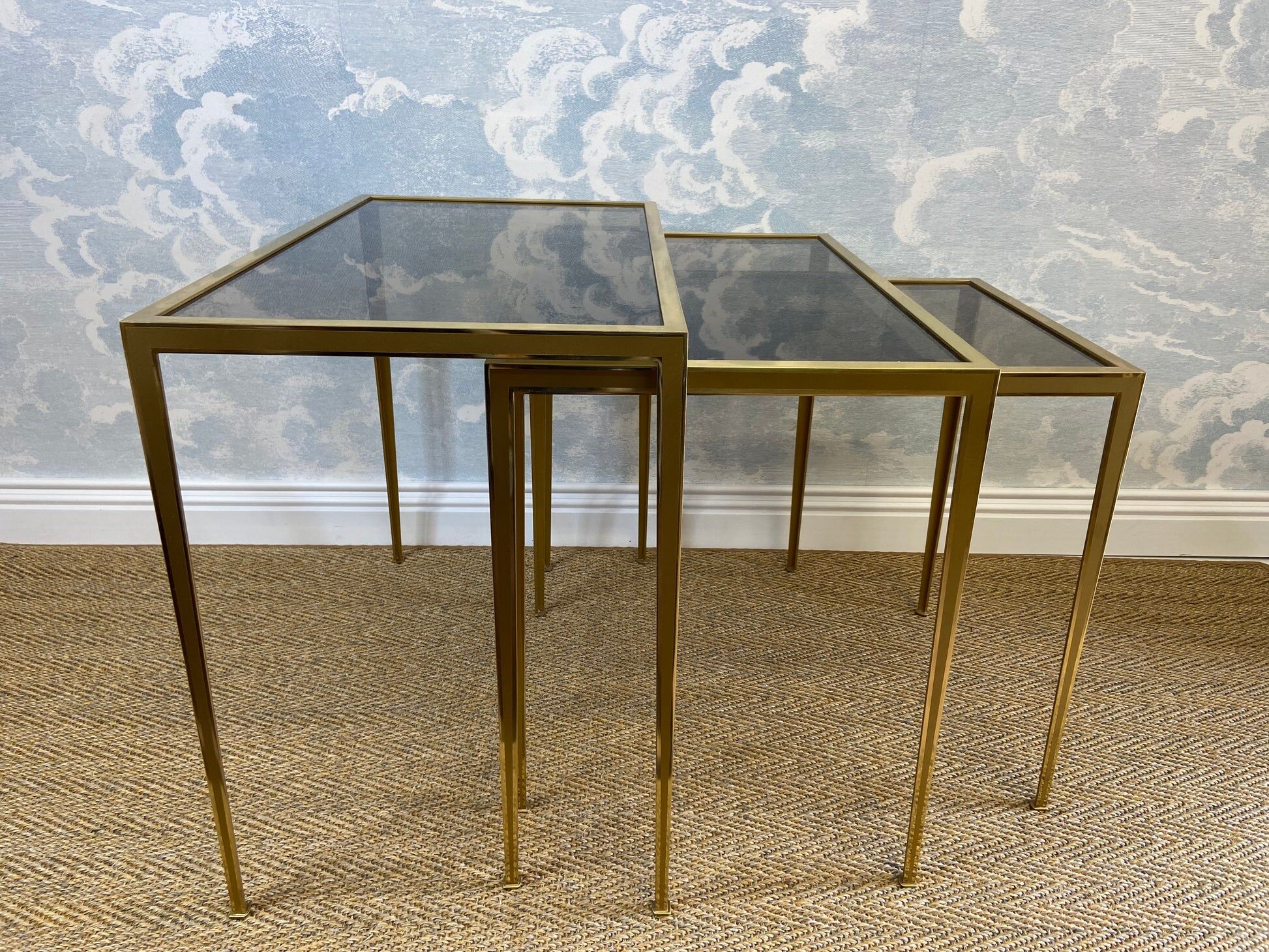 Set of 3 nesting tables in brass, Hollywood Regency, Vereinigte Werkstätten, Germany, 1960s.