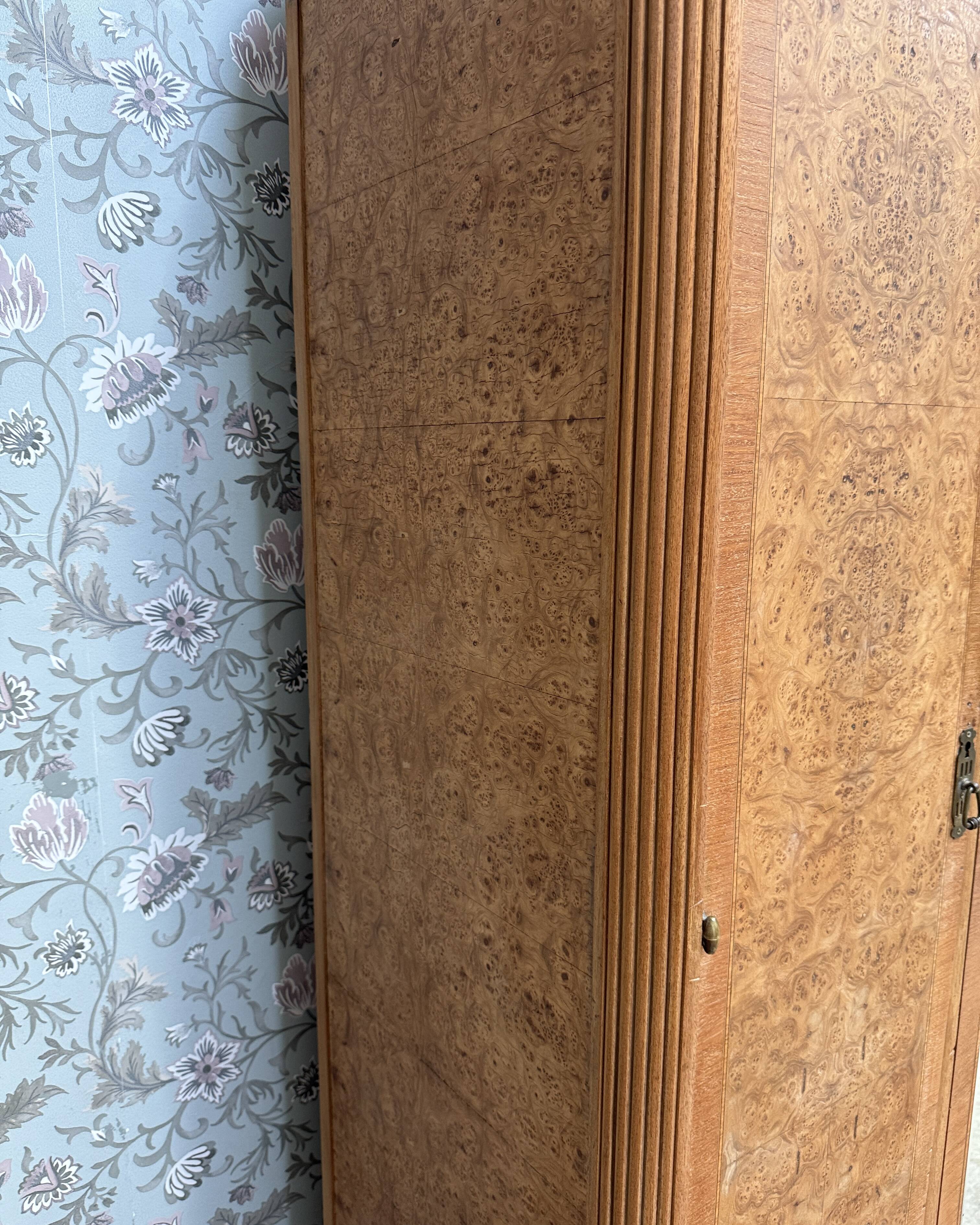 Armoire Art Déco en érable moucheté, rénovée