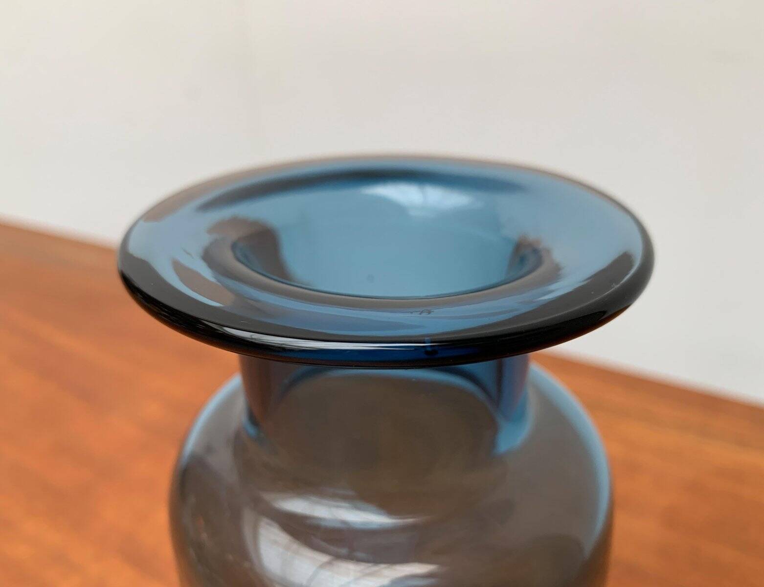 Vase en verre bleu vintage avec ornement de sceau
