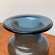 Vase en verre bleu vintage avec ornement de sceau