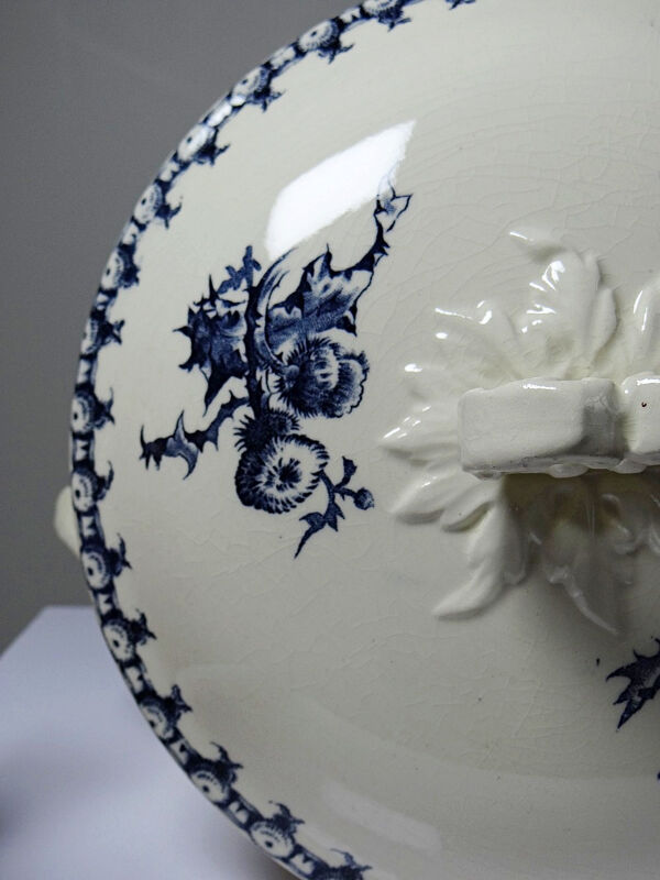 Soupière ancienne 1890-1910 porcelaine opaque terre de fer Gien modèle Chardons