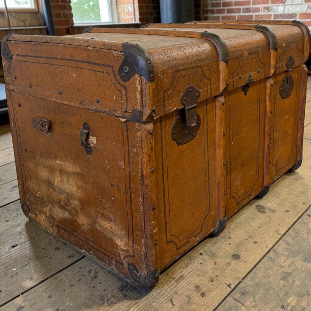 Brown wooden XL vintage chest / trunk / side table