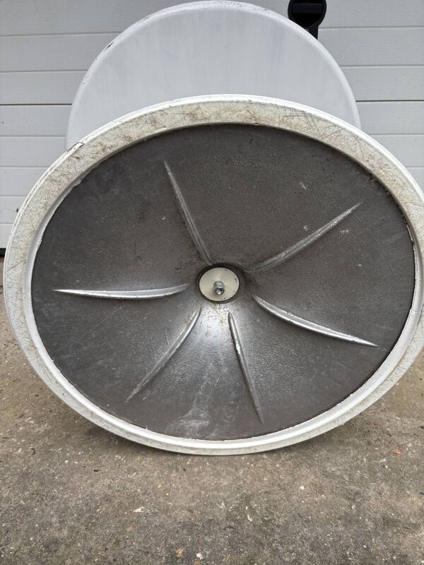 Table Saarinen par Knoll