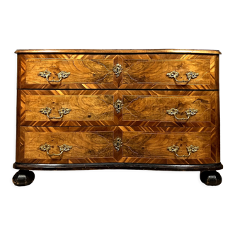 Commode galbée alsacienne époque Louis XV en marqueterie circa 1750