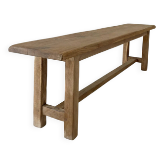 Authentique banc de ferme en chêne massif, entièrement en bois brut.