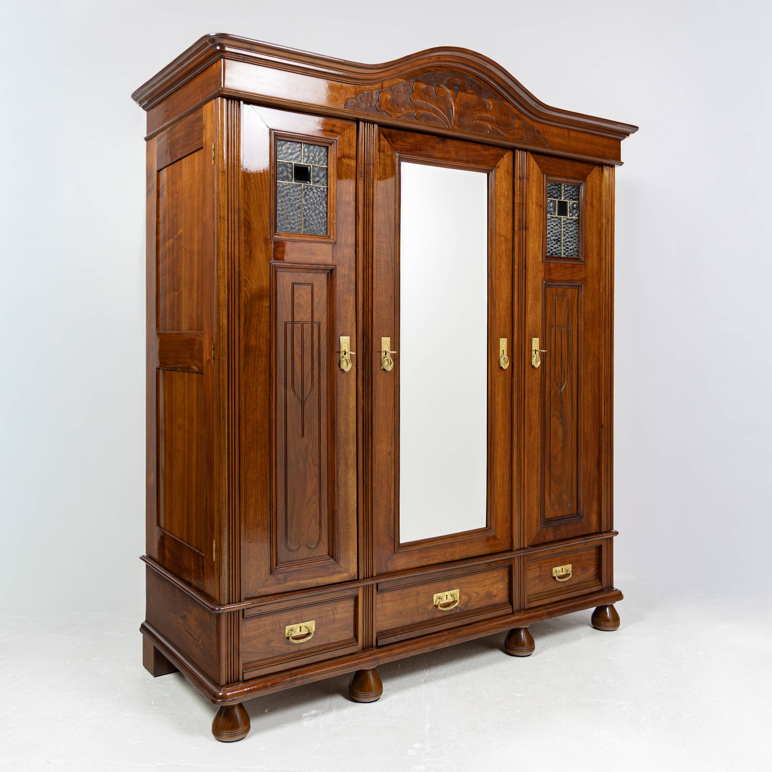 Art Nouveau wardrobe in walnut and pine - 1900-1915