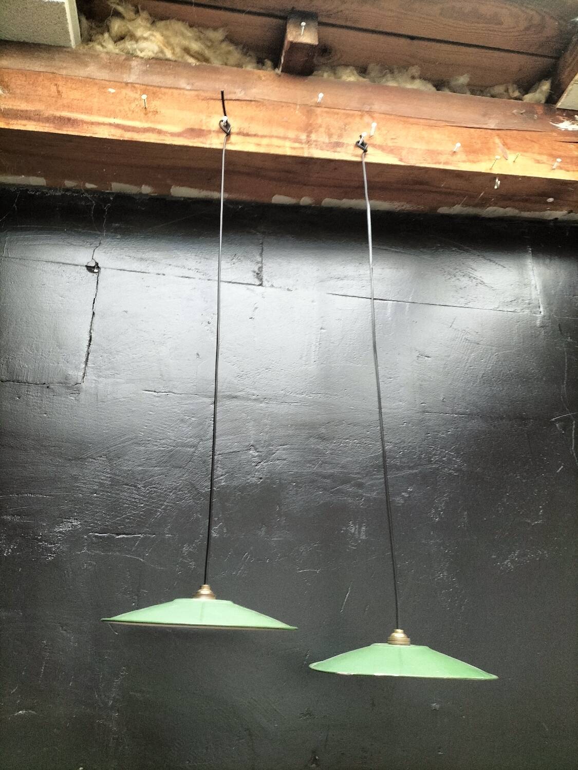 2 enamelled sheet metal suspensions