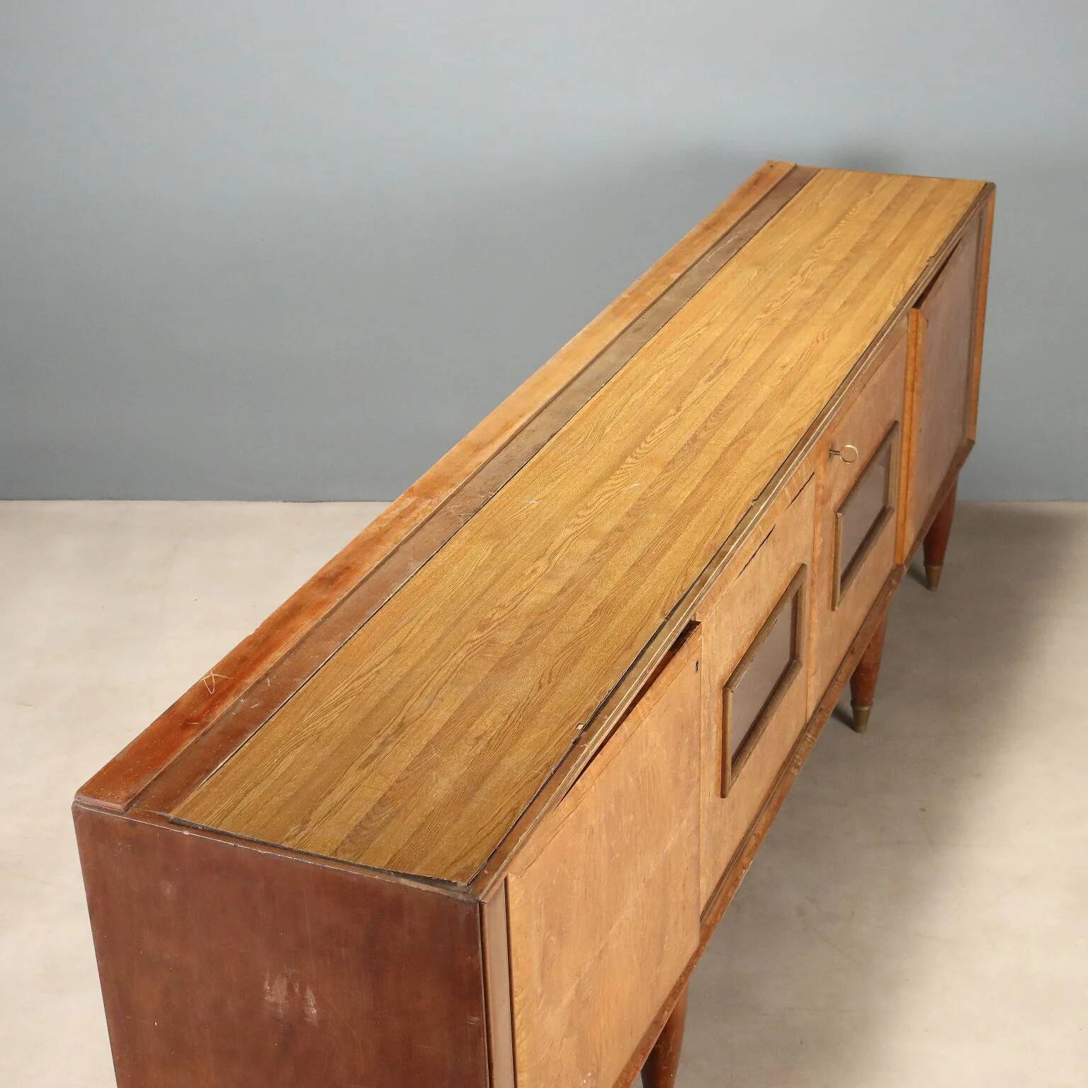 Buffet en loupe de bois des années 1950
