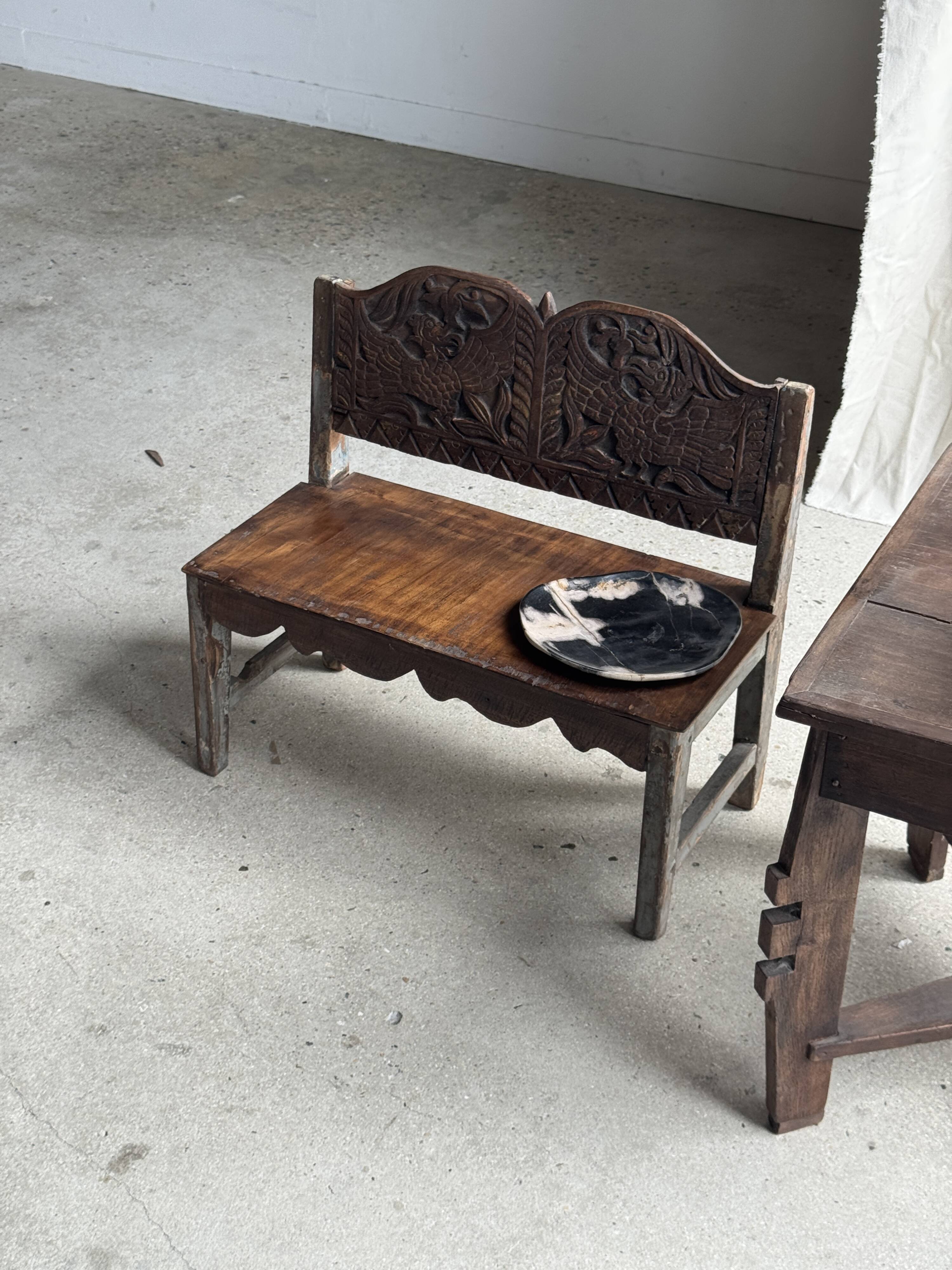Mini banc à dossier sculpté à motif d'oiseaux stylisés H58 L61