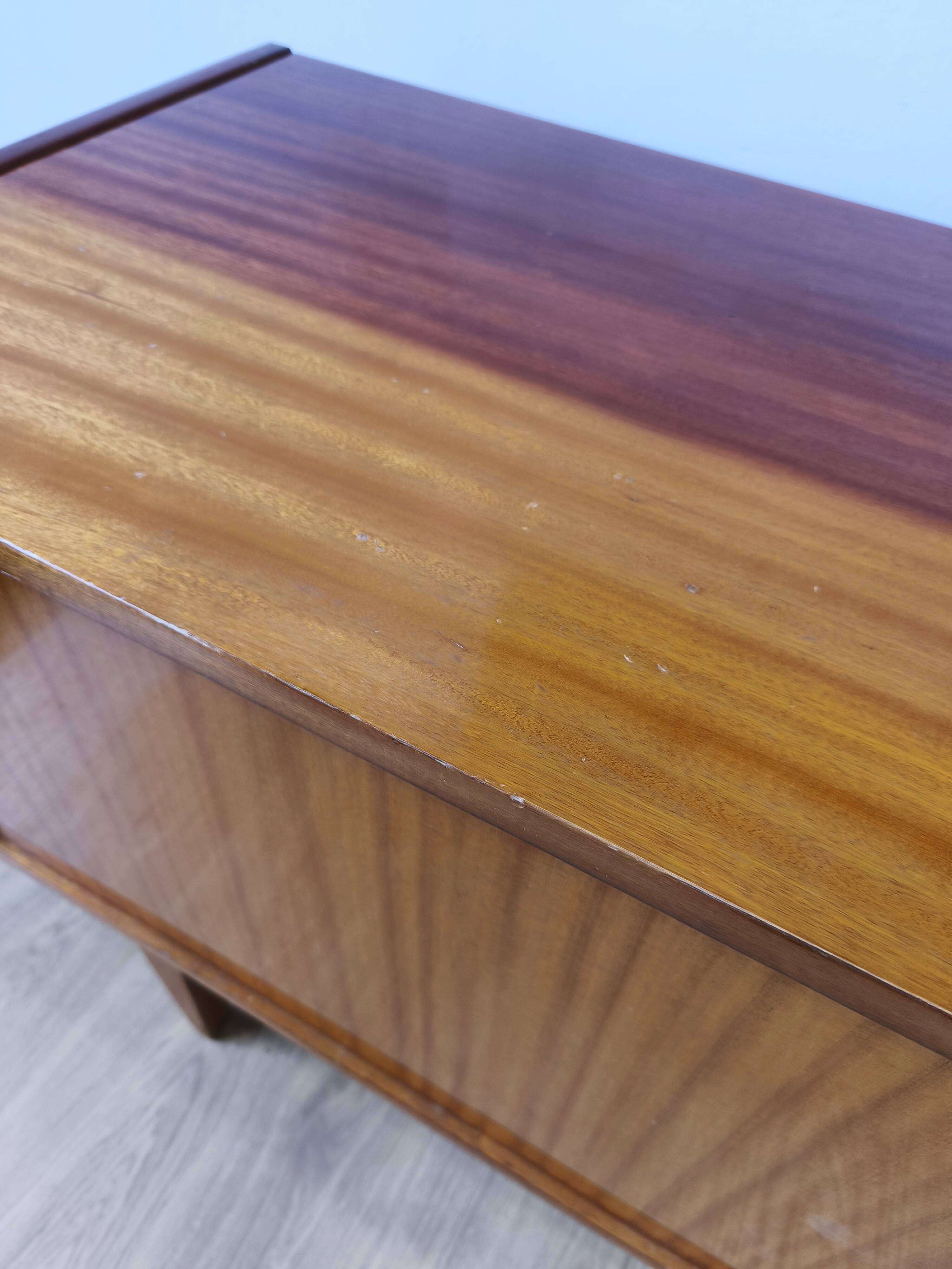 Buffet moderniste des années 1970.