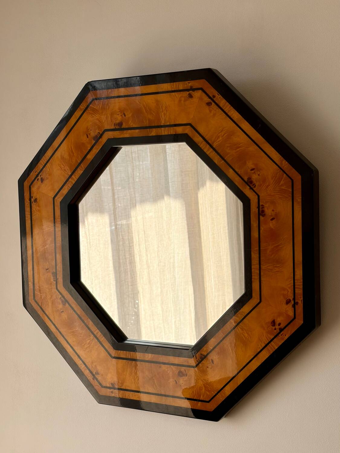 Miroir octogonal en loupe d’orme par Jean-Claude Mahey
