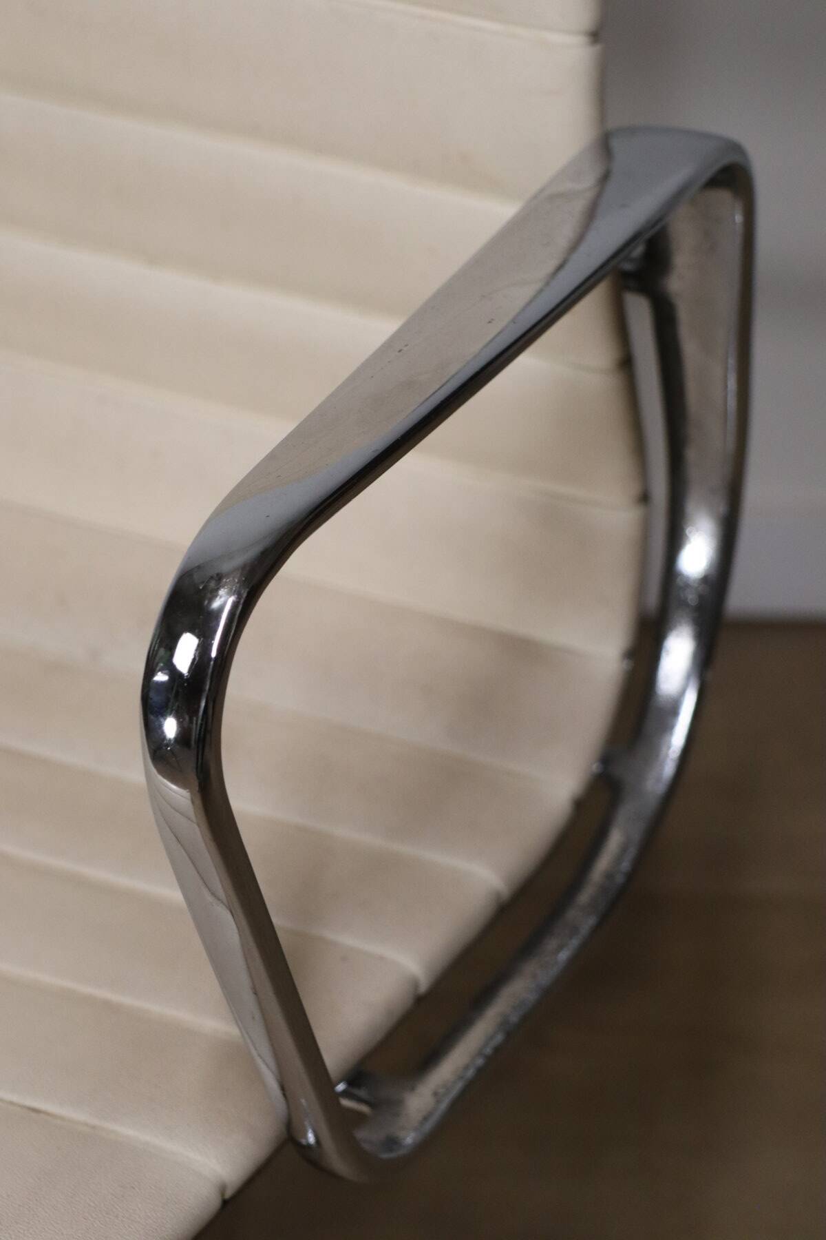 Fauteuil EA 108 en cuir – Charles & Ray Eames – Herman Miller – 1960