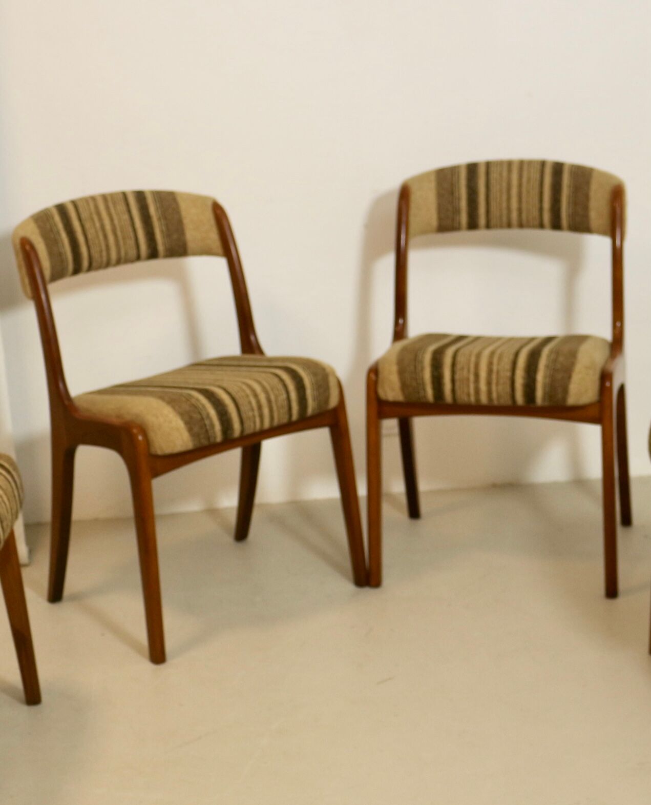 Paire de  chaises gondole Baumann année 60 restaurées.