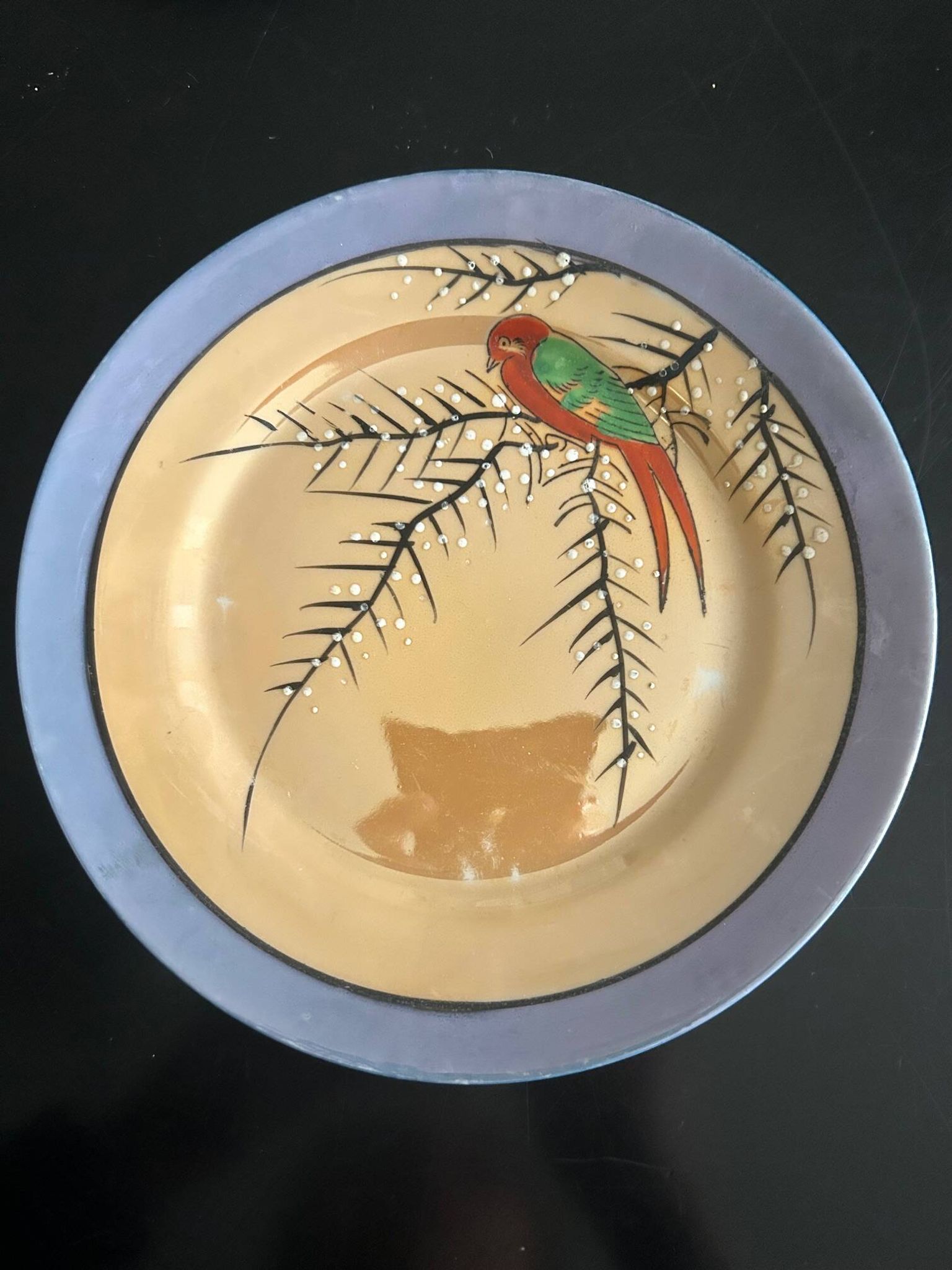 7 assiettes irisées à décor d'oiseau
