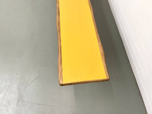 Banc brutaliste, assise jaune ''pop