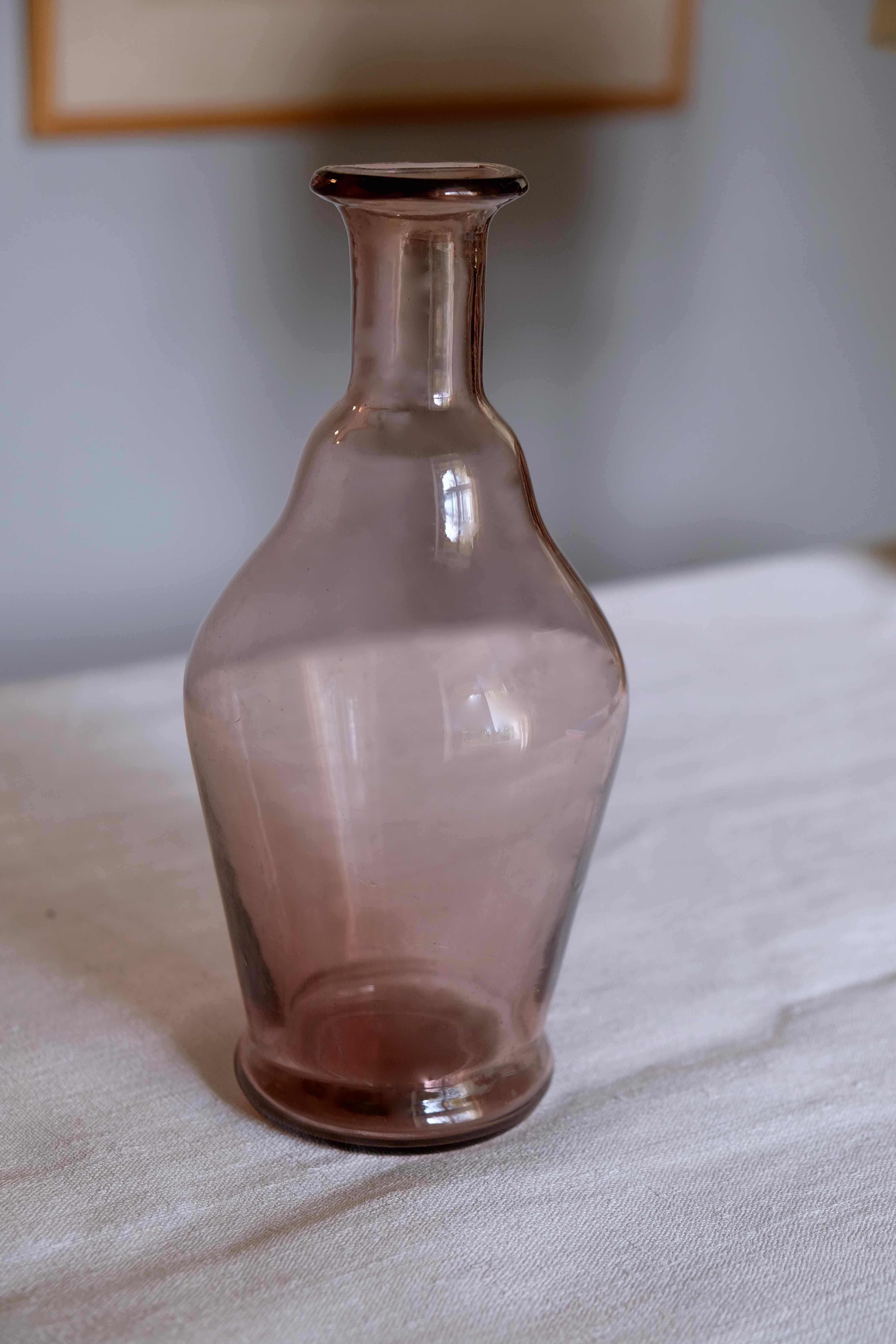 Blown glass vase moves purple