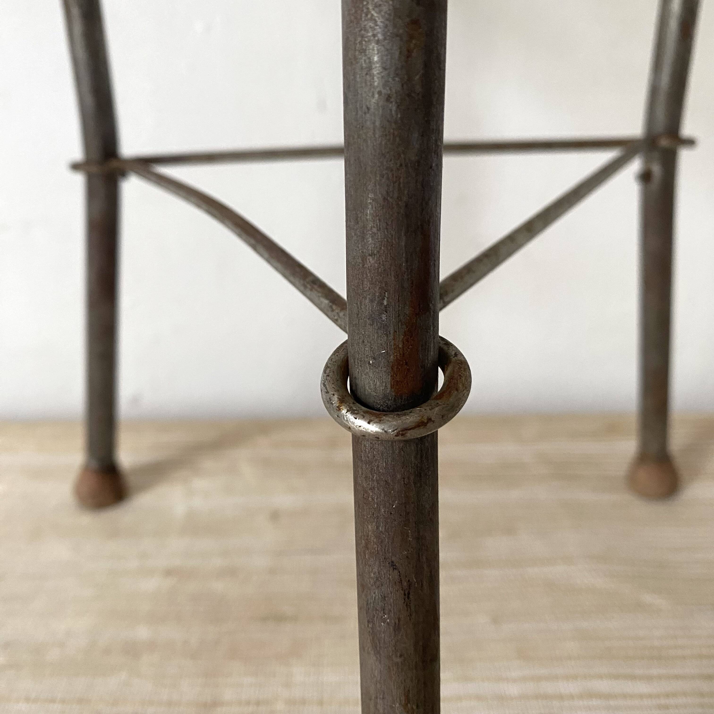 Folding stool in metal and braided scoubidou wire