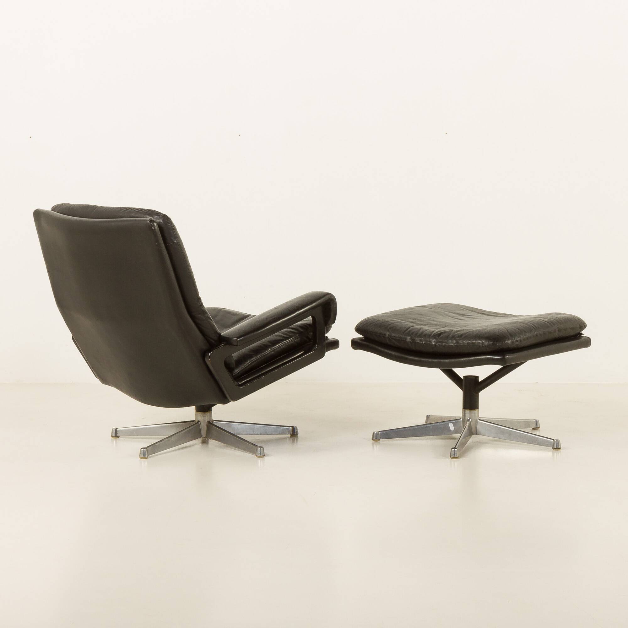 Fauteuil lounge vintage avec tabouret par André Vandenbrouck