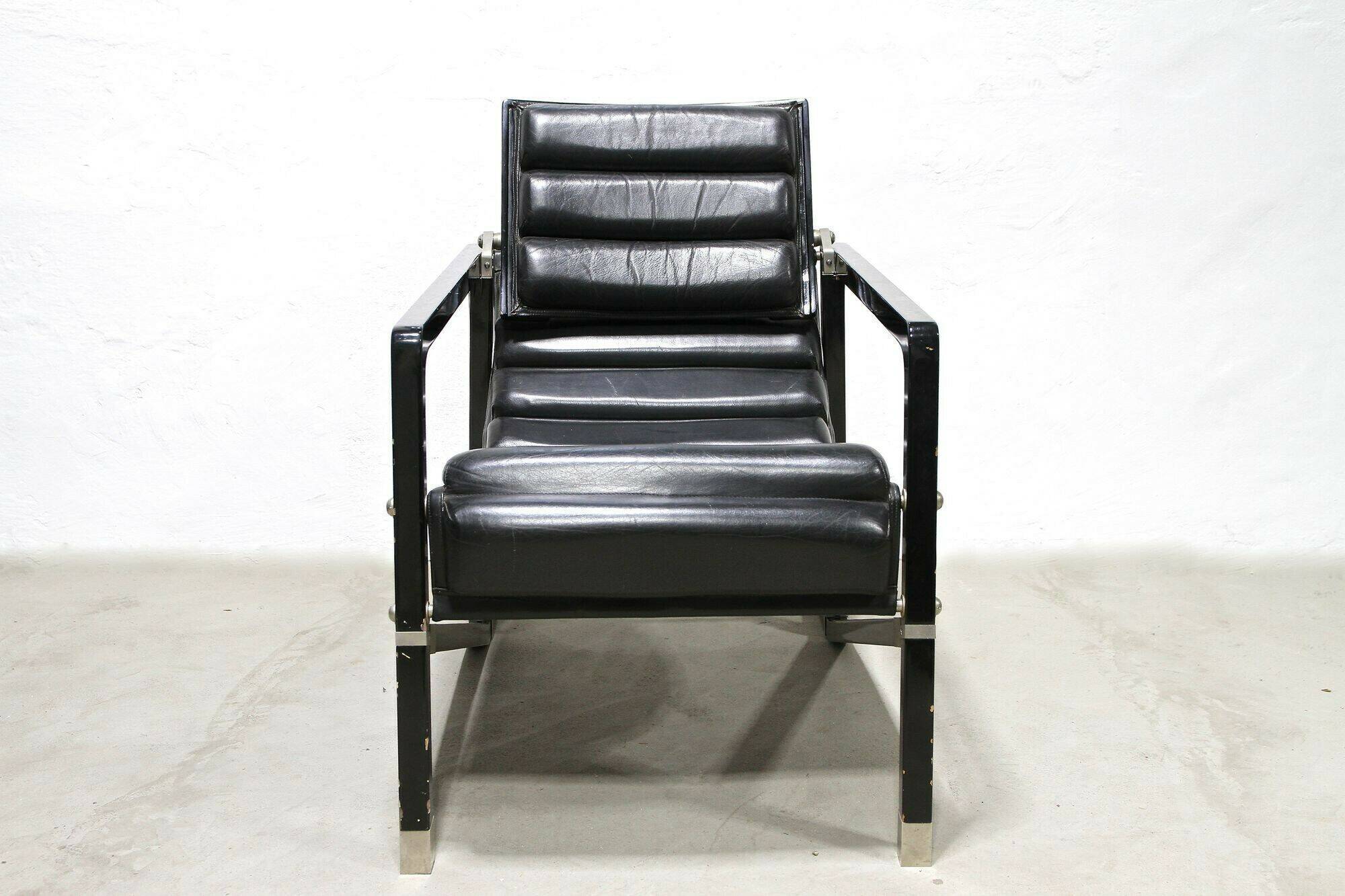 Black leather chaise longue, Eileen Gray design, 1927, France, circa 1975.