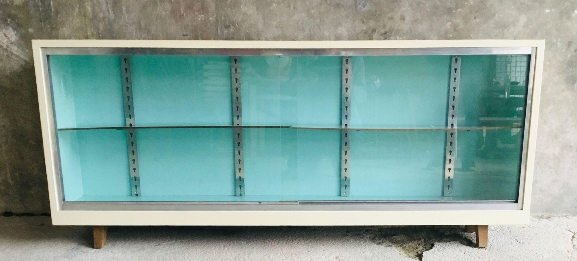 Showcase on feet forming enfilade - vintage furniture - 1960