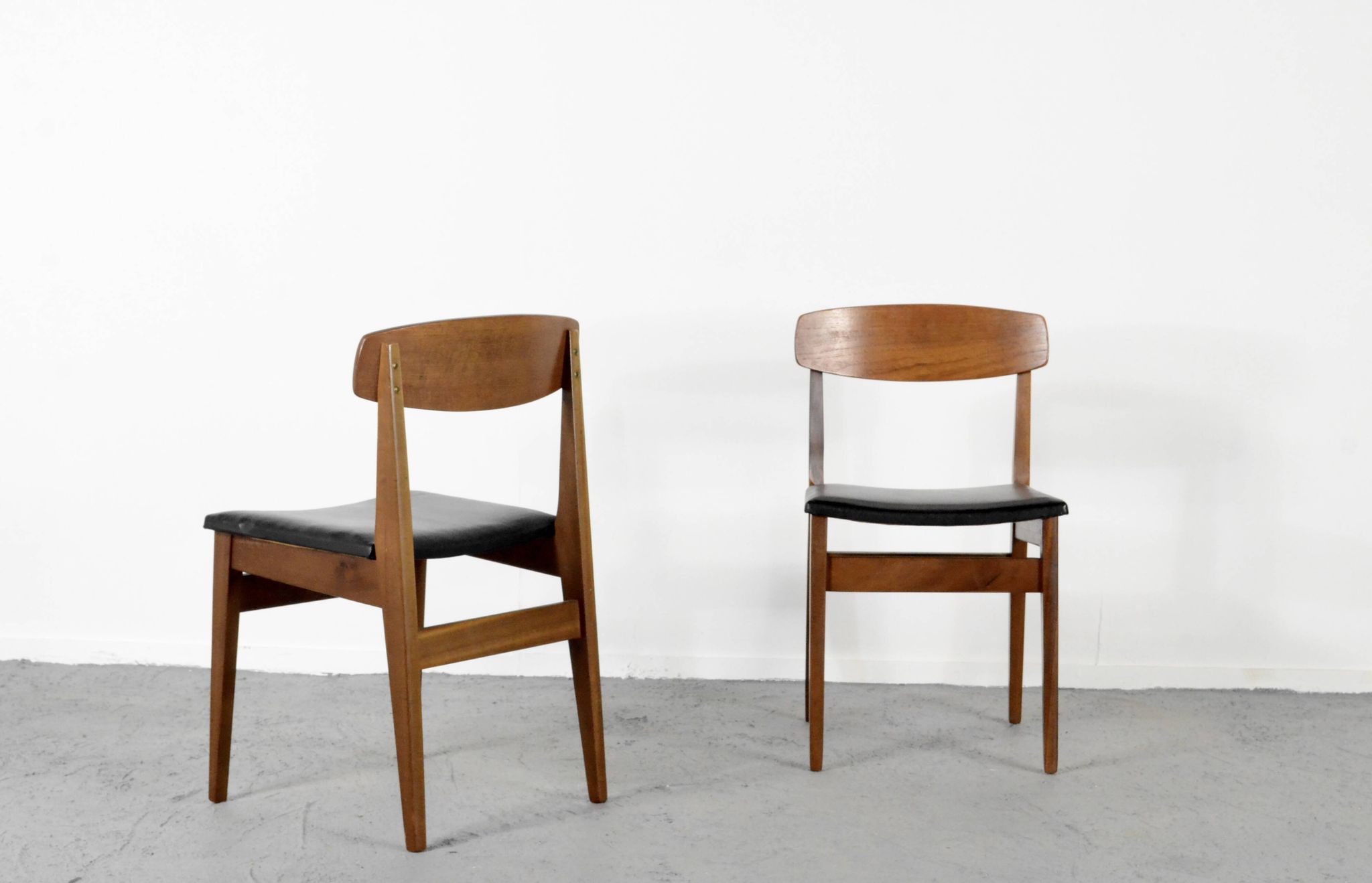 4 chaises en teck et similicuir, milieu XXème