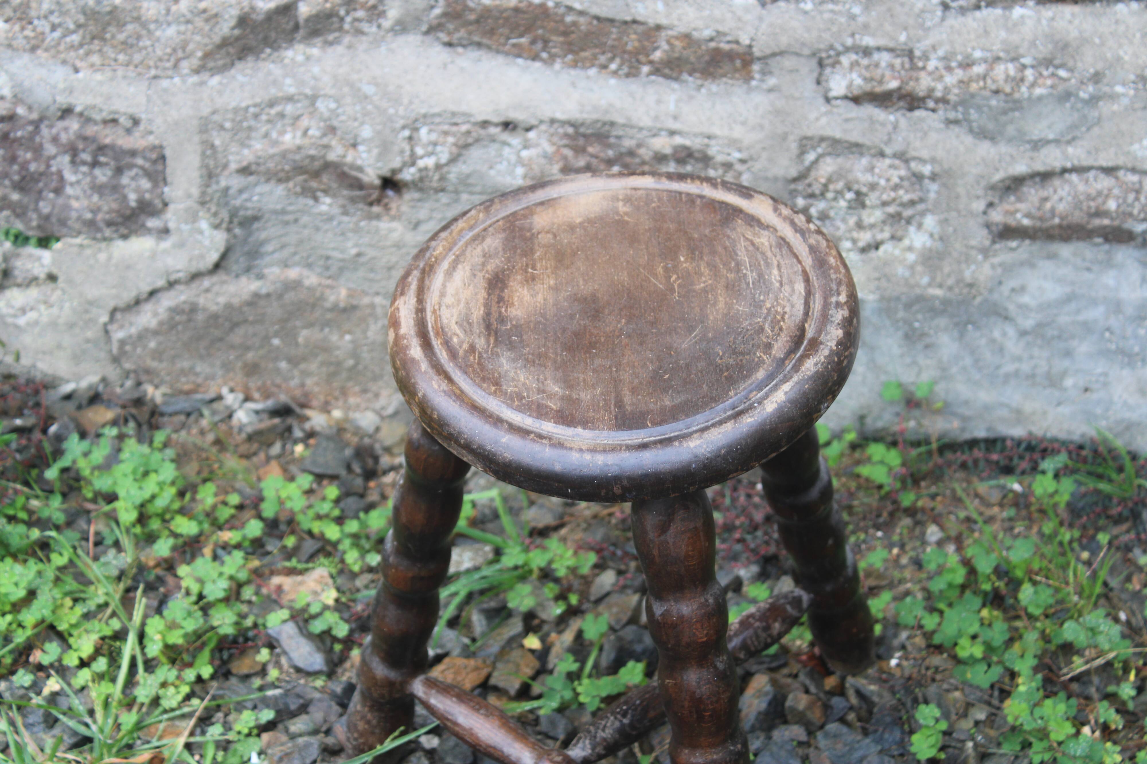 Tripod stool with bossed feet