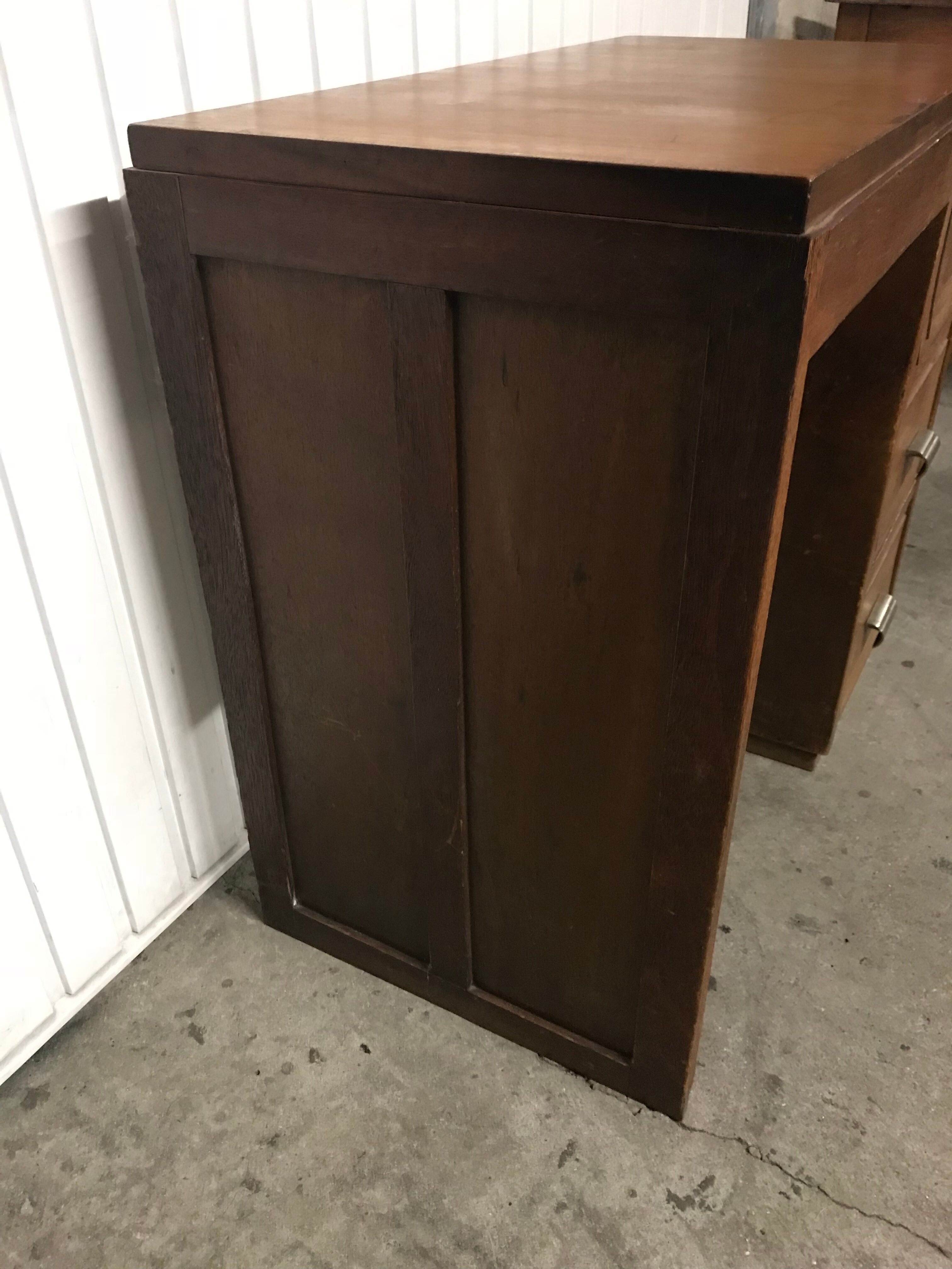 Administrative desk of the 1950s