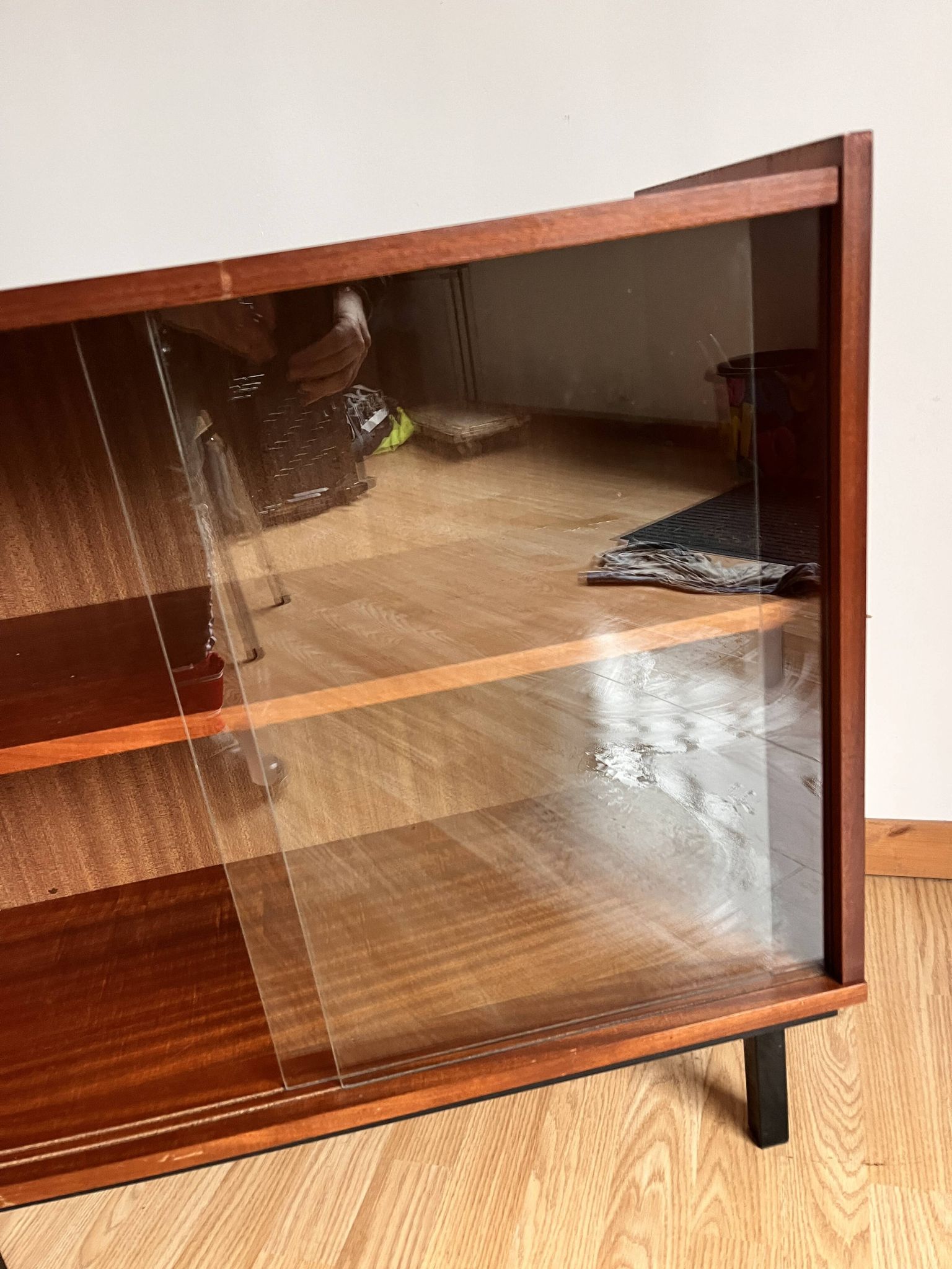 Meuble vitrine moderniste