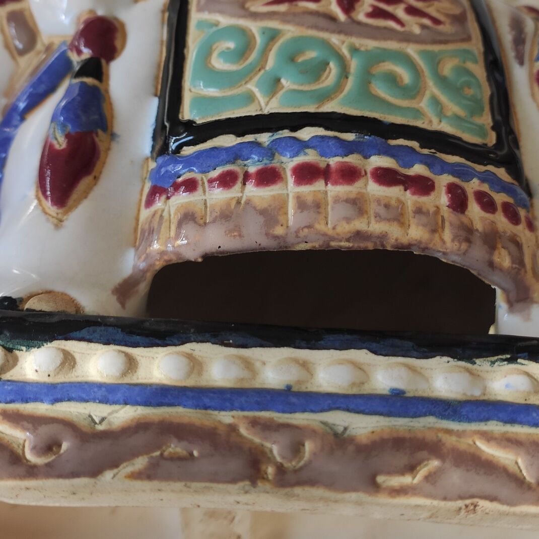 Enamelled ceramic plant holder