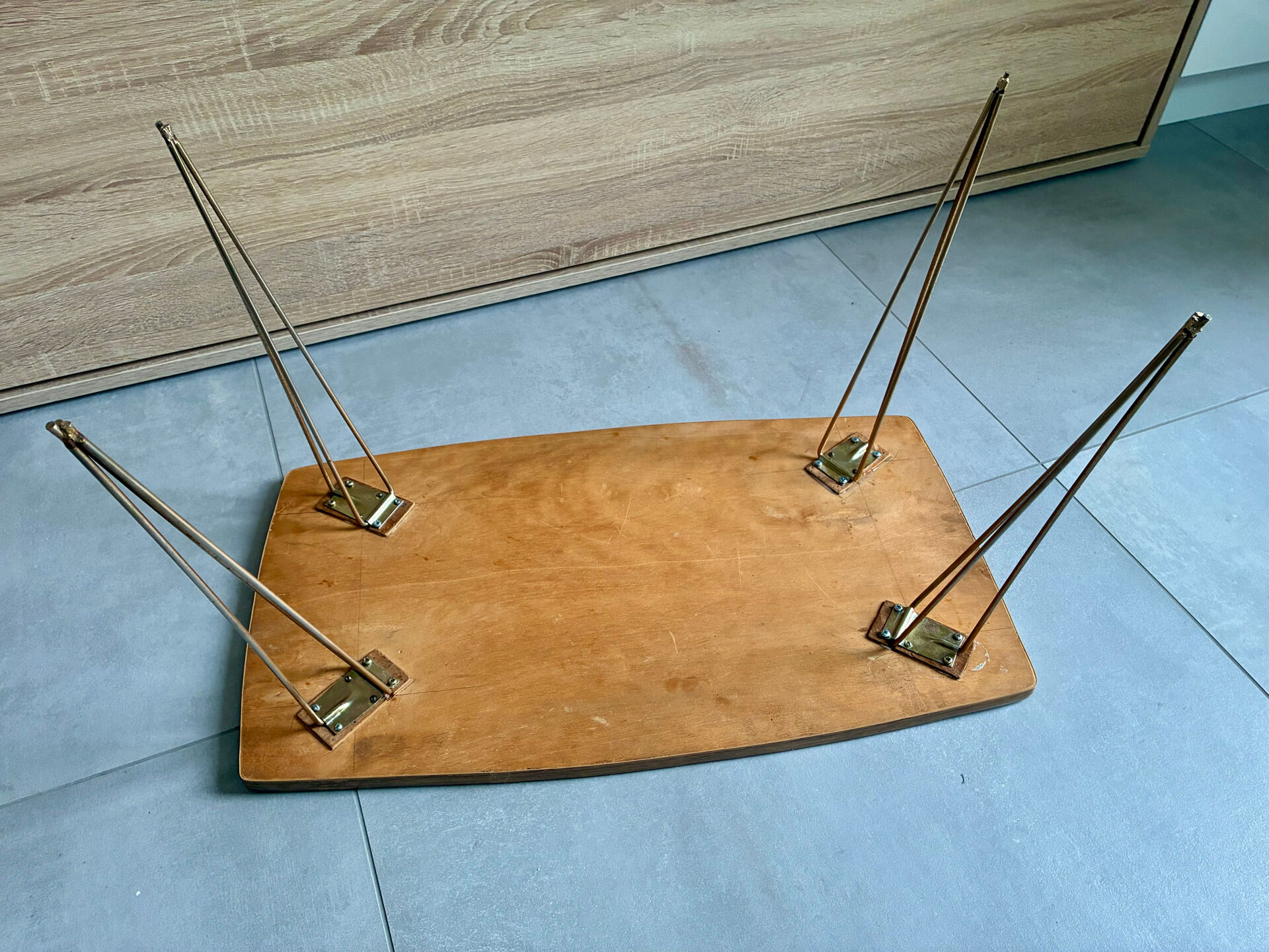 Table basse vintage 1960 Formica teck et pieds laiton