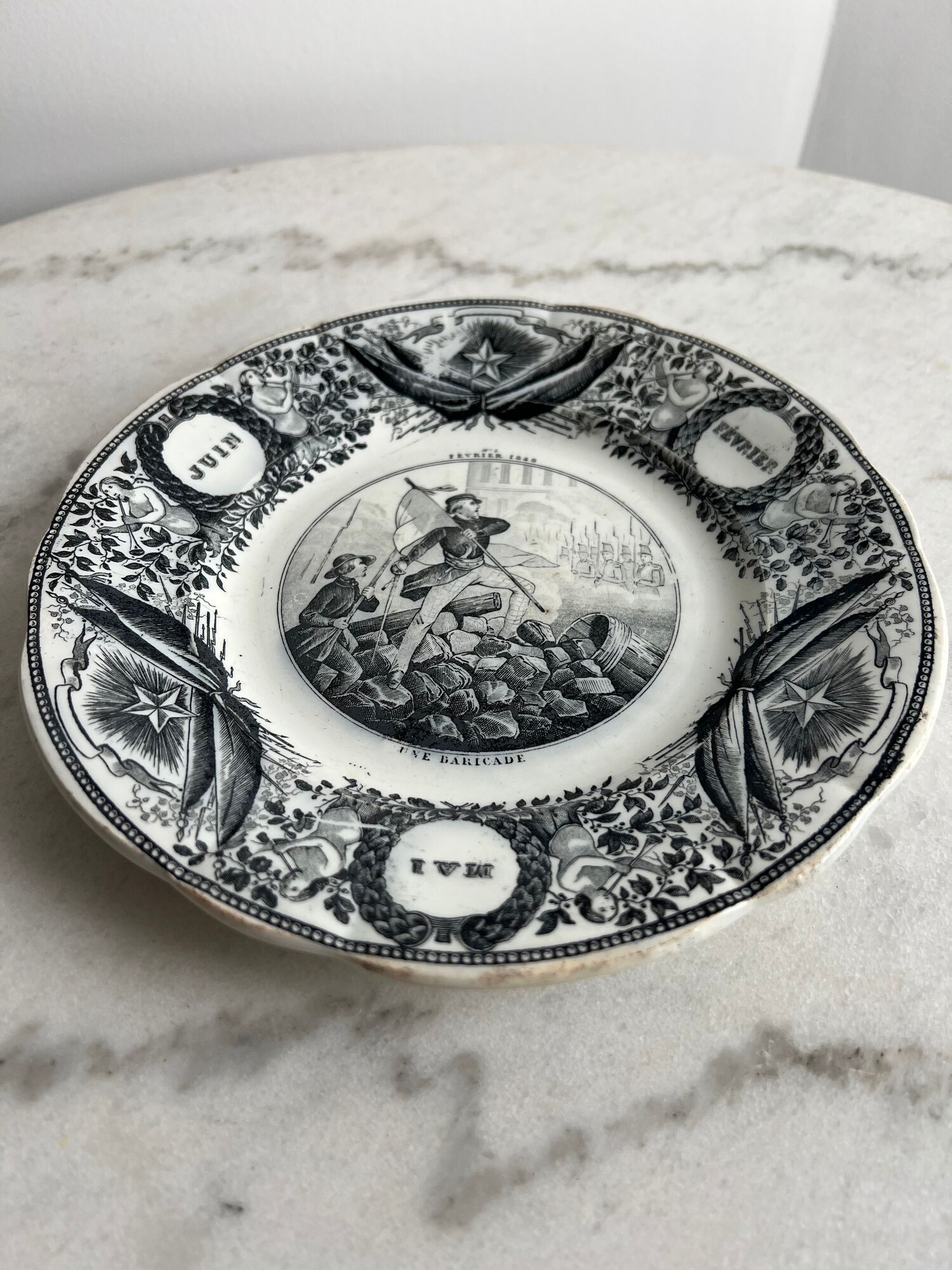 Talking plate Creil and Montereau "a baricade" number 1