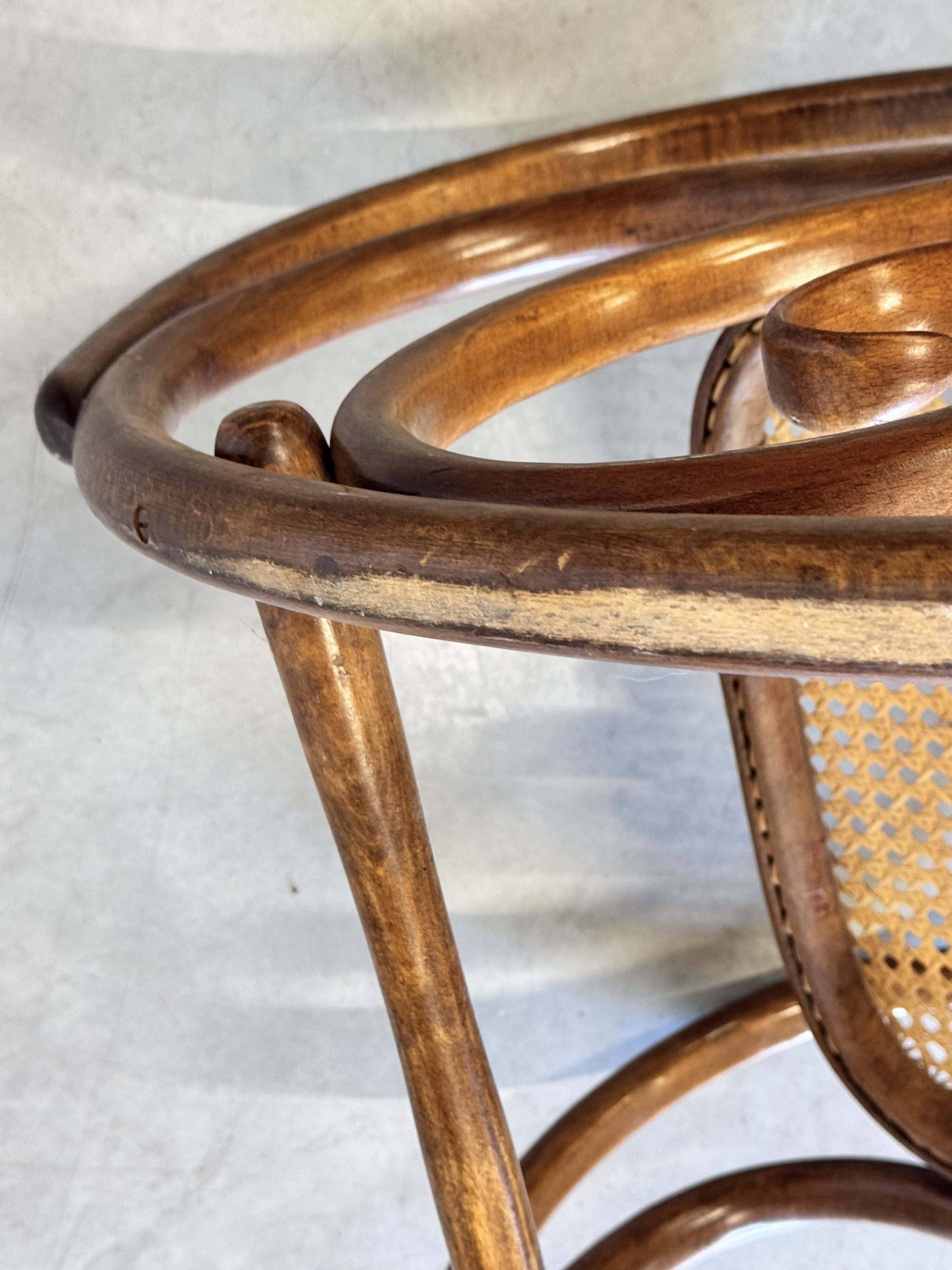 Rocking chair Thonet en bois courbé et cannage