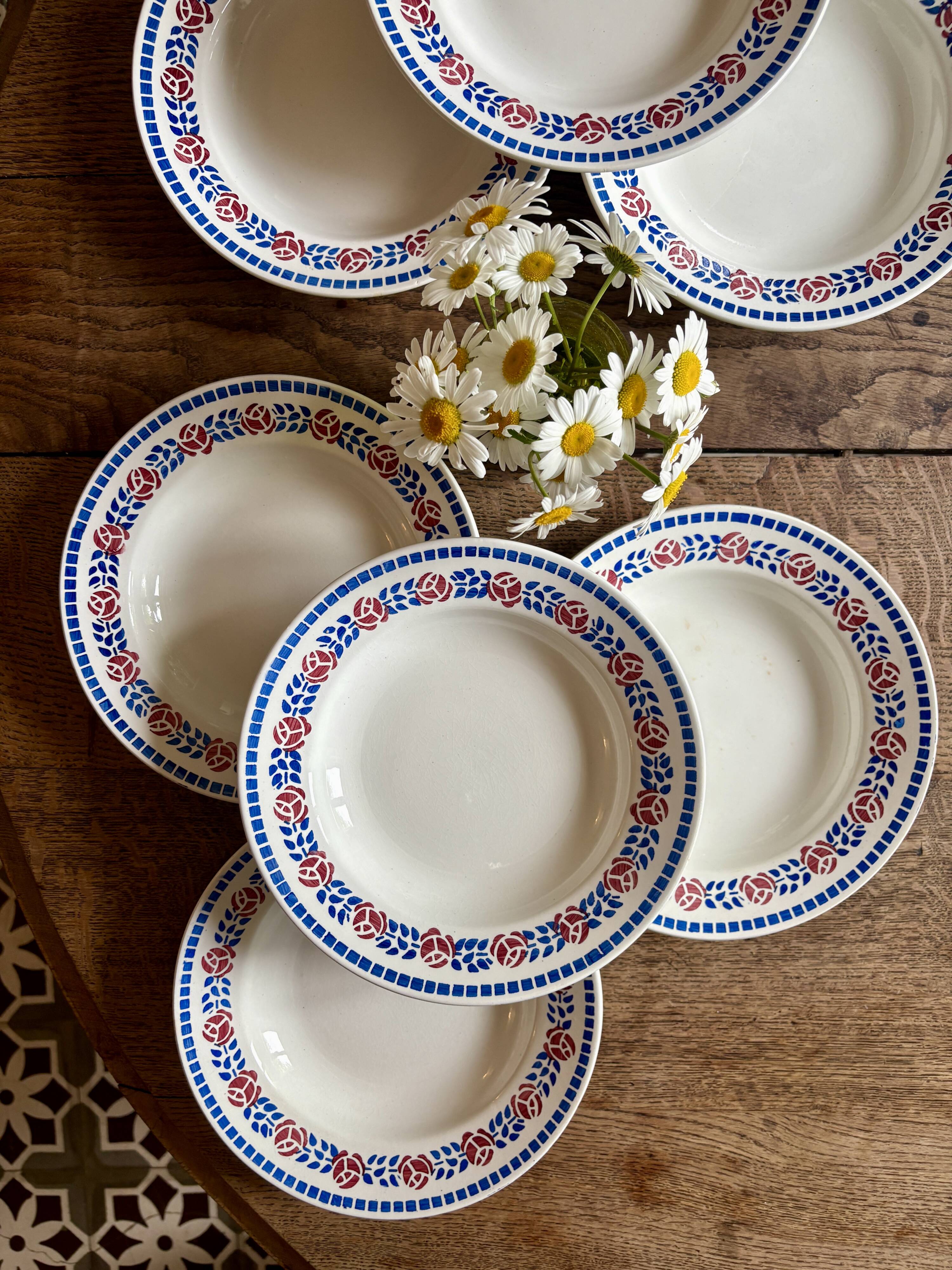 Set of 8 vintage deep plates
