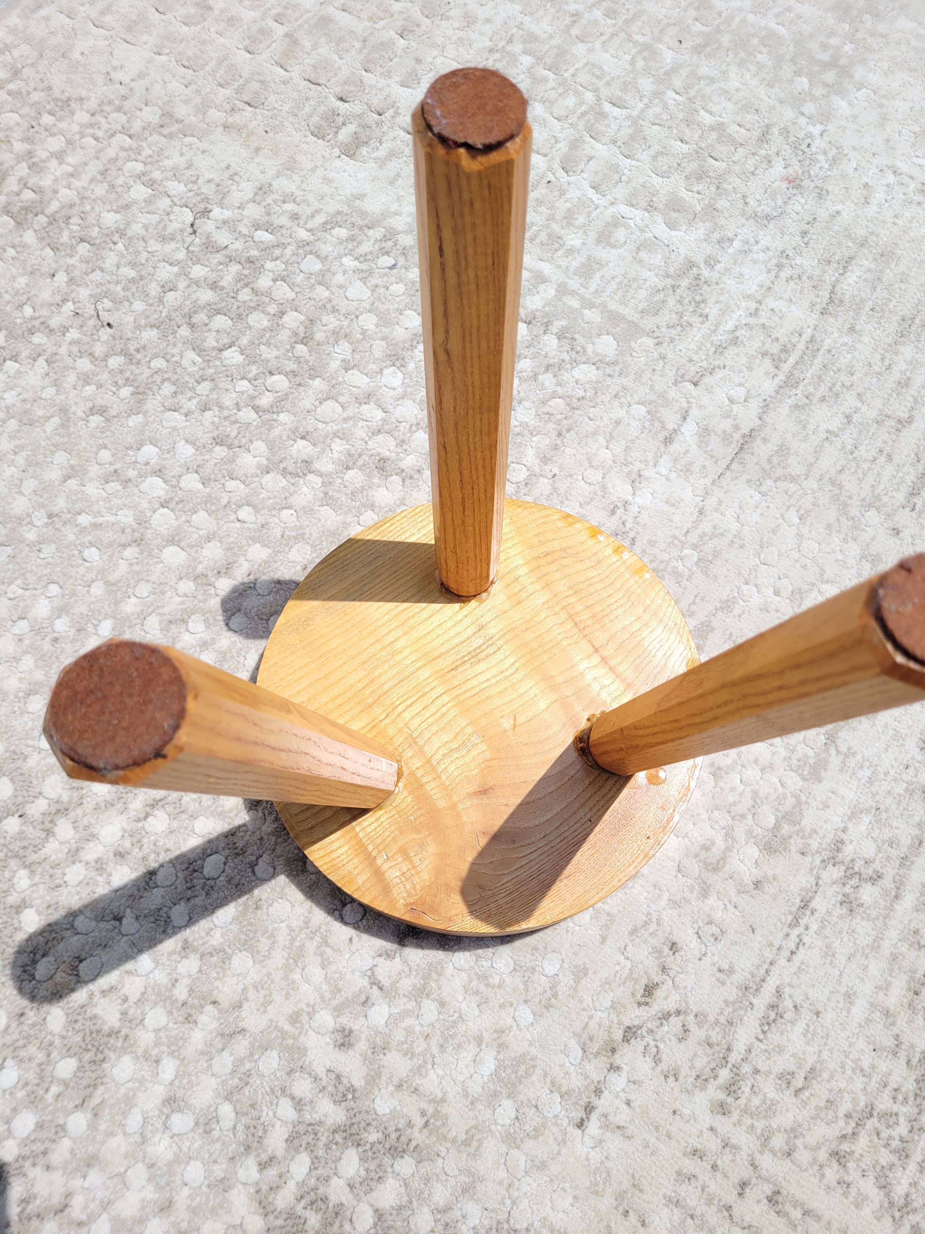 Low tripod ash stool