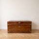 Meuble bar coffre vintage en bois et laiton
