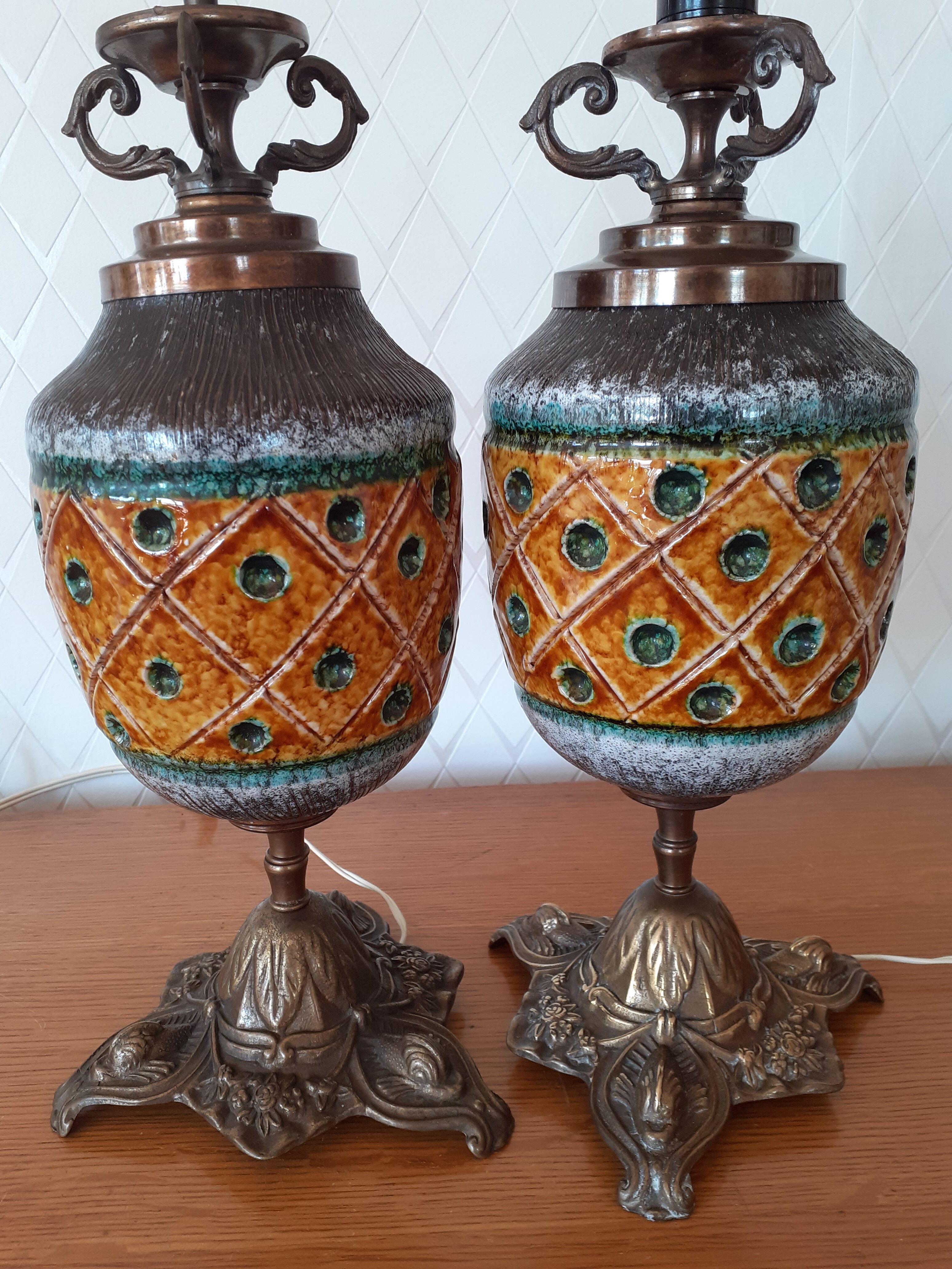 Pair of feet of vintage pineapple lamp
