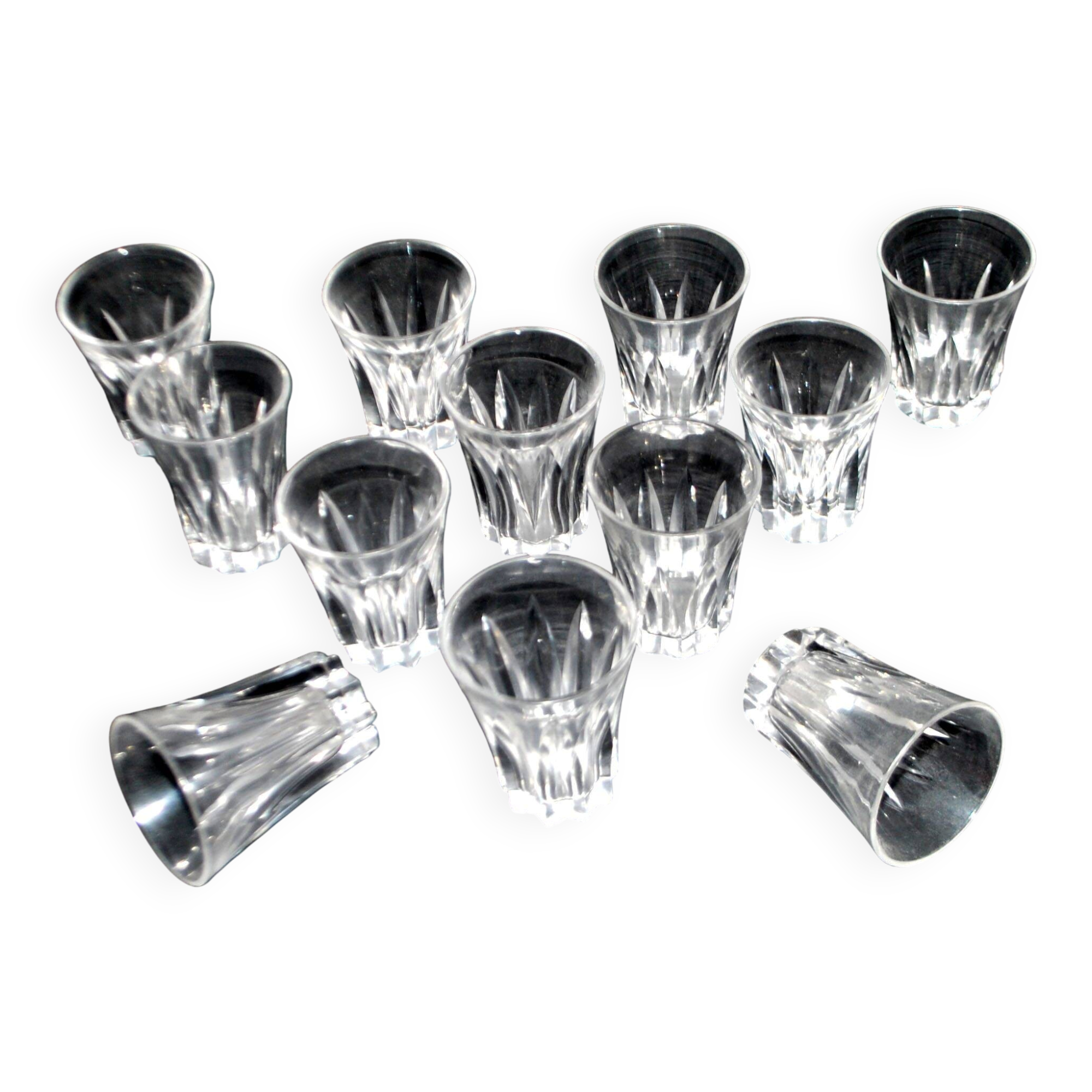 Baccarat set of 12 Art Deco cut crystal liqueur glasses star cave cabaret