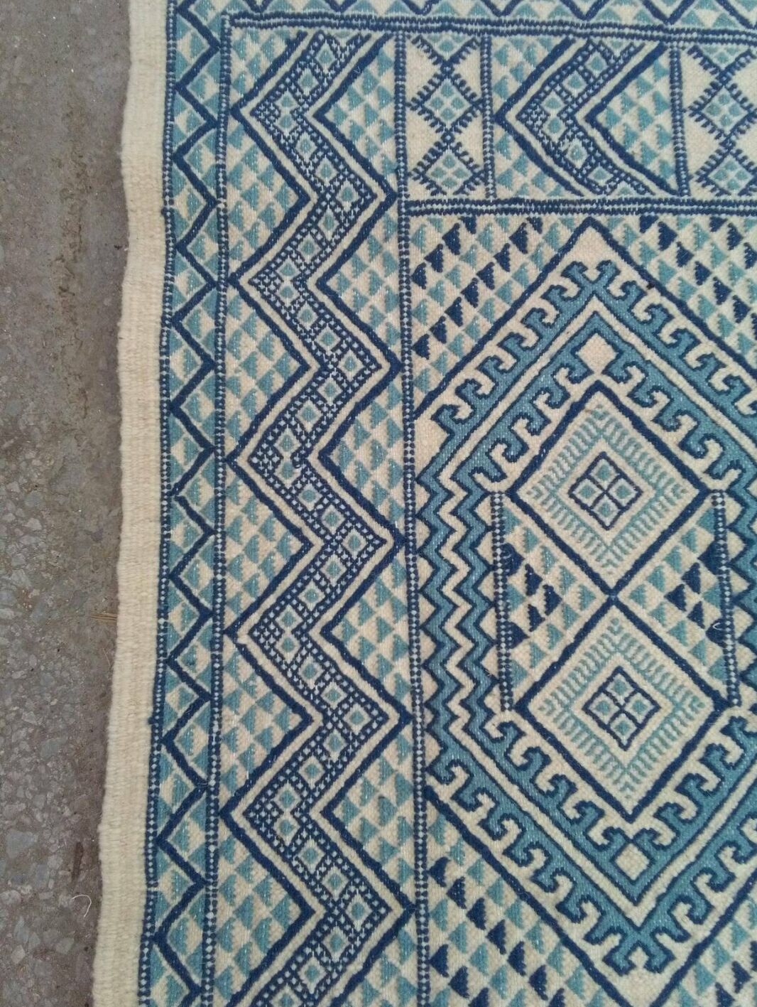 Blue and white Berber carpet wool 120 x 68 cm
