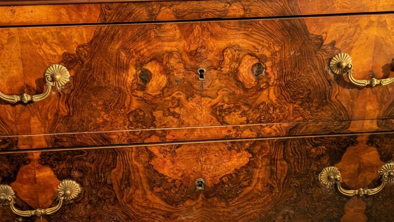 Antique wooden chest of drawers with 4 drawers.