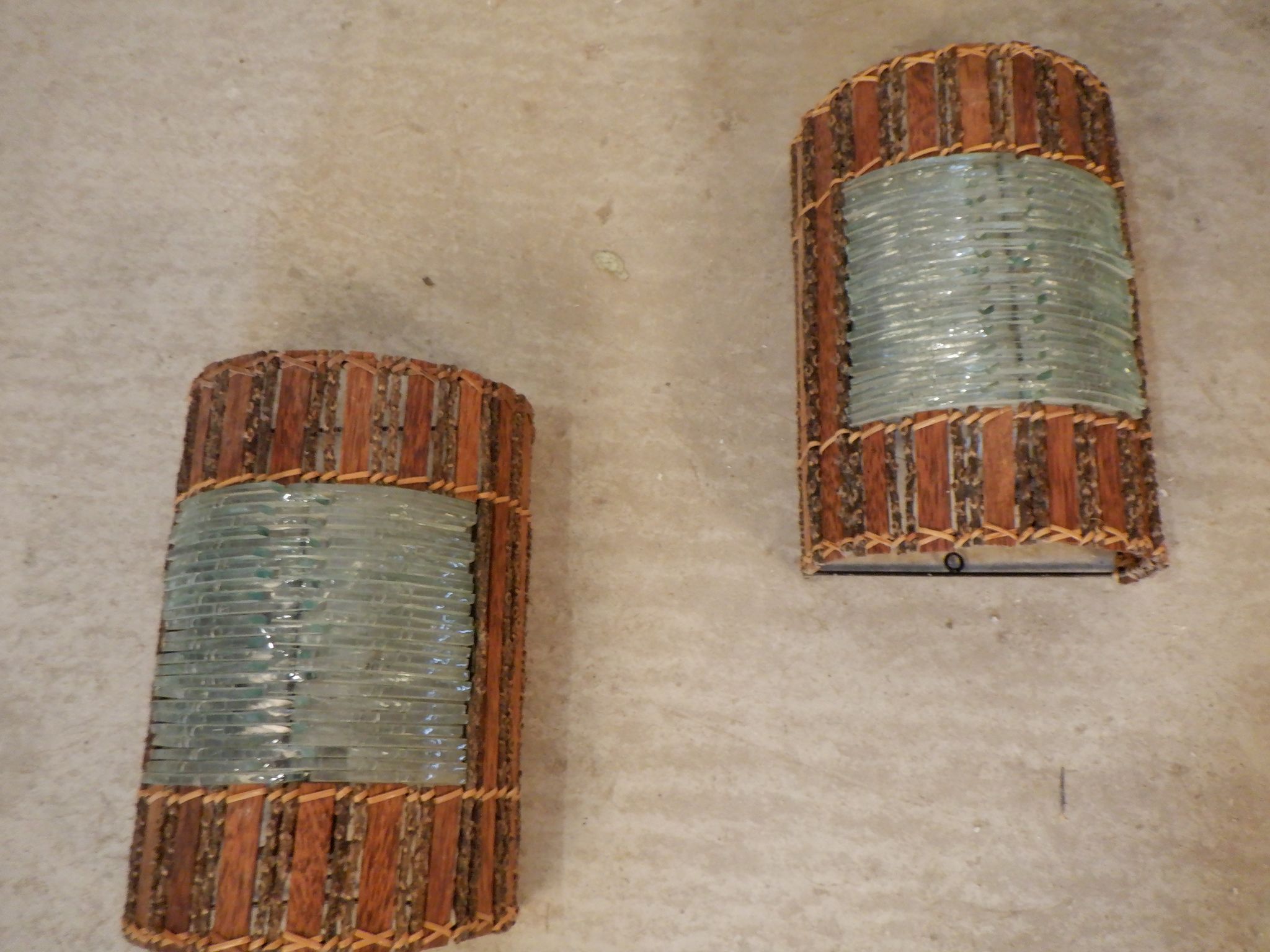 Paire d'applique en bois et lamelles de verre