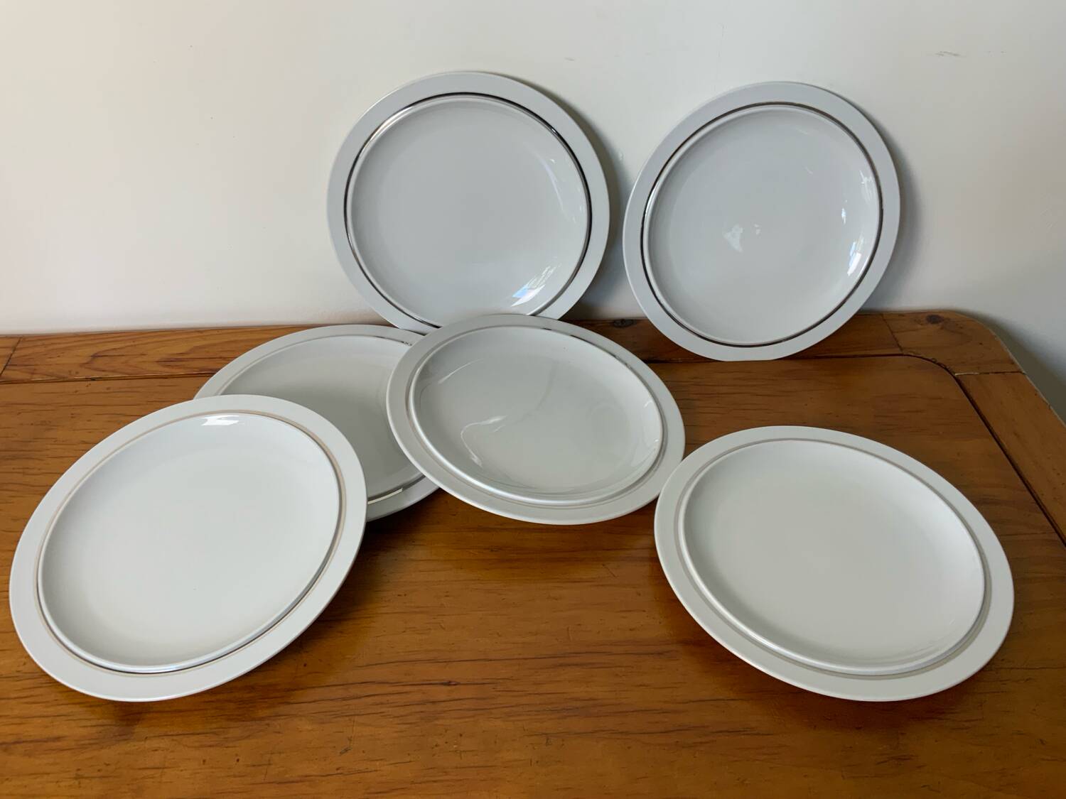 White and silver plates