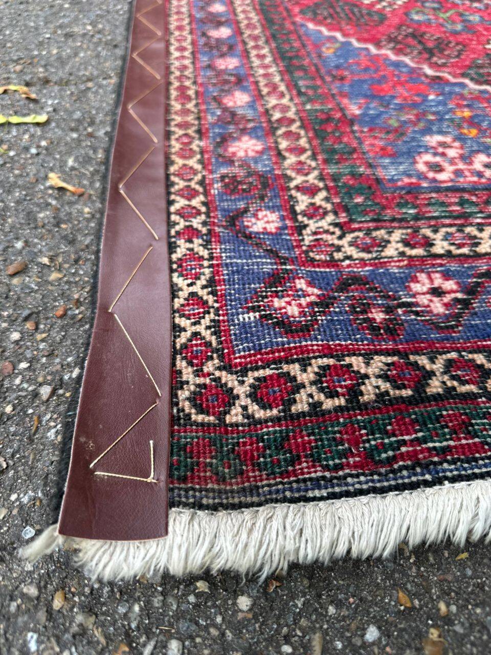 Authentic Persian carpet from Iran, hand-knotted in burgundy wool, 130x210cm.