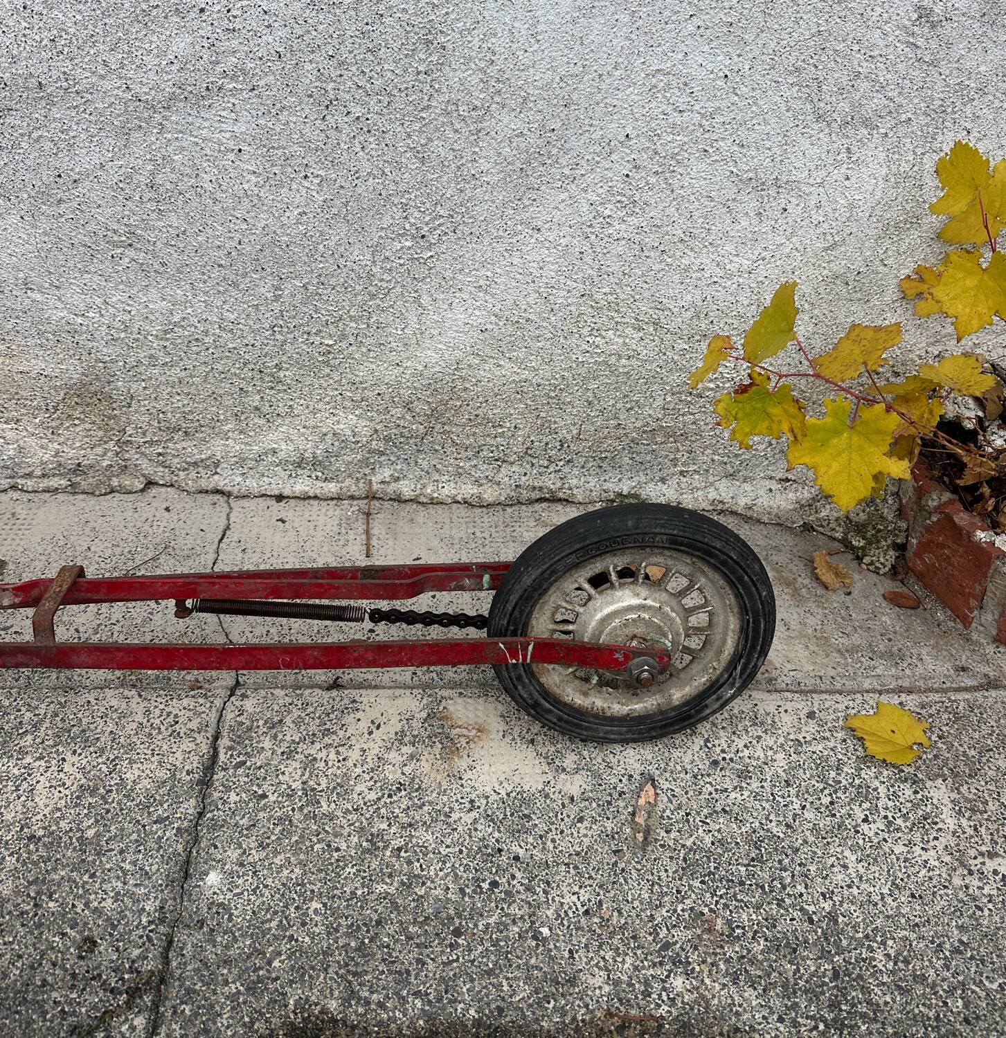 Trottinette rouge ancienne à pédale et chaîne