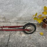 Trottinette rouge ancienne à pédale et chaîne