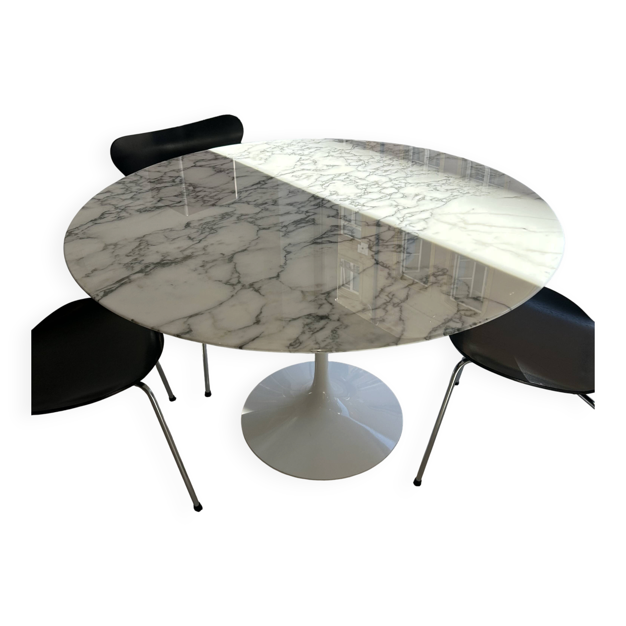 Knoll Tulip Saarinen round table with Arabescato marble